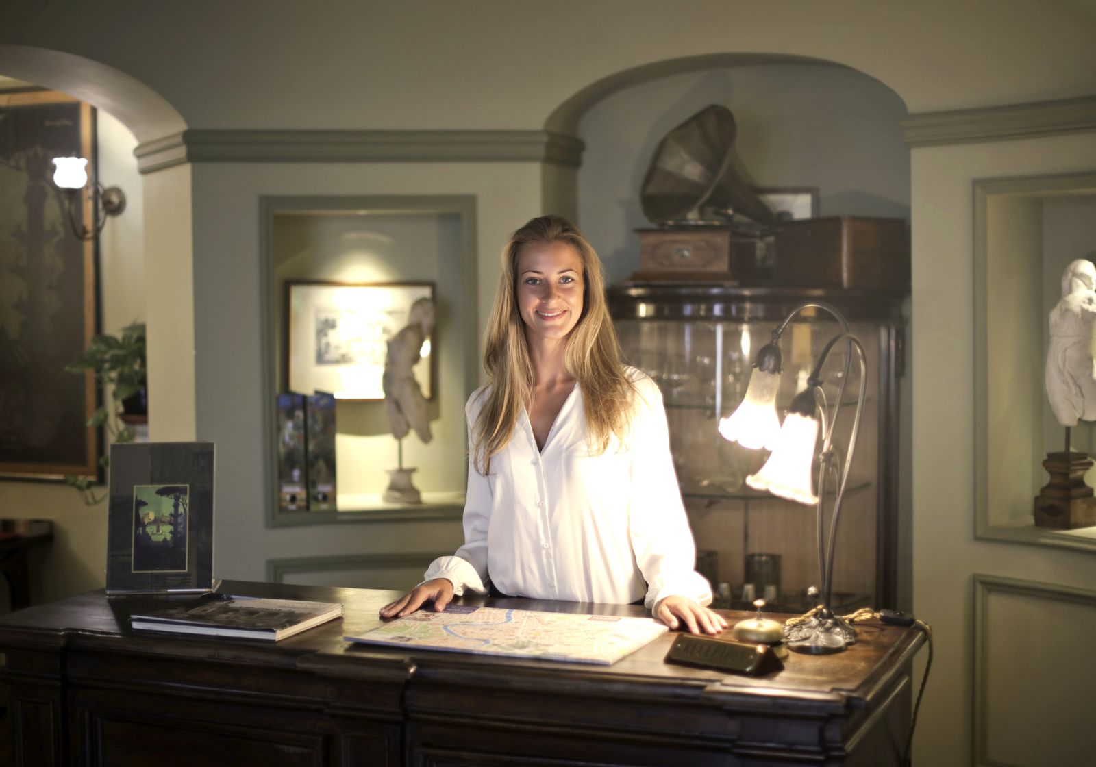 Mathilde Vergne à sa table de travail