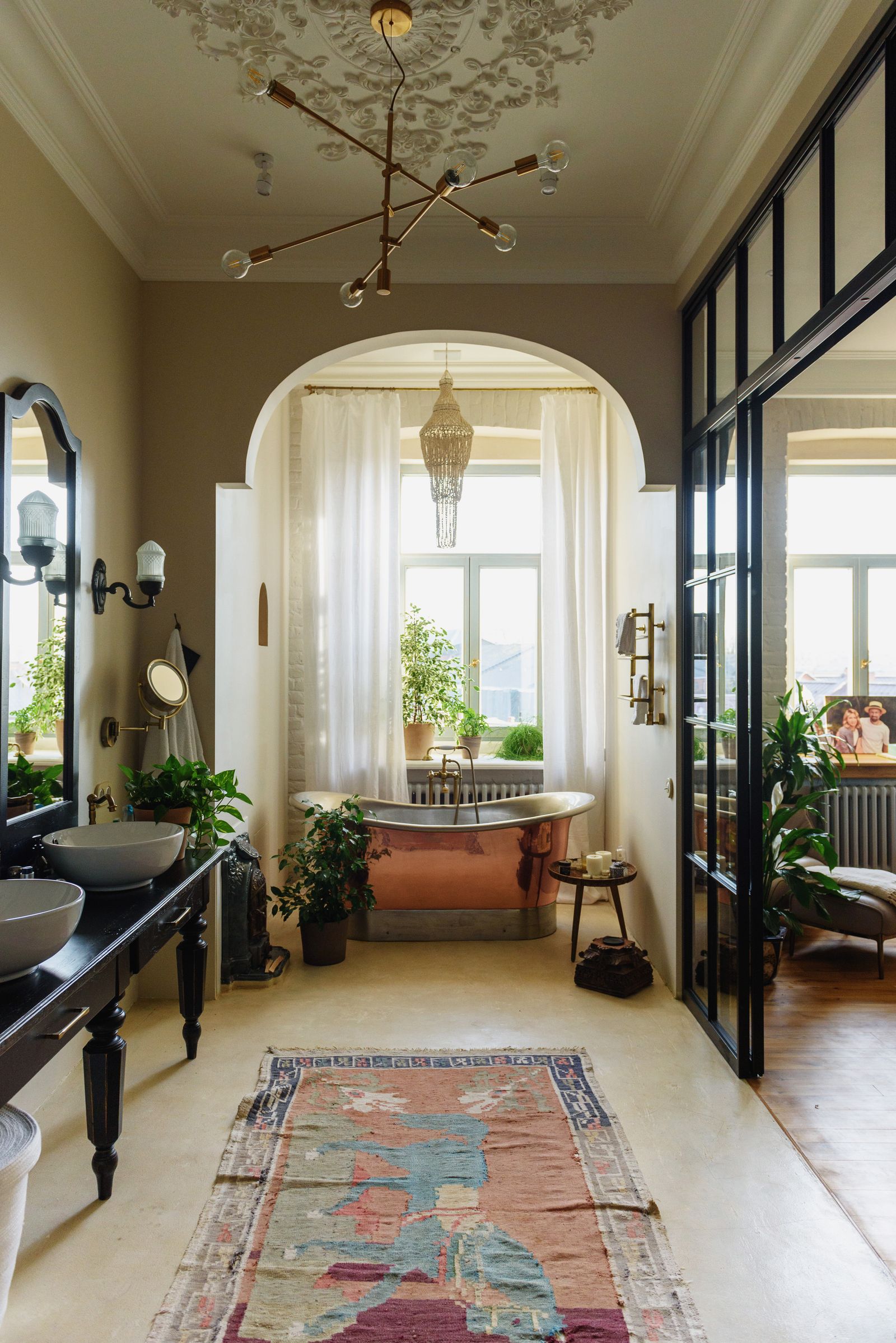 Enfilade rénovée avec verrière d'acier