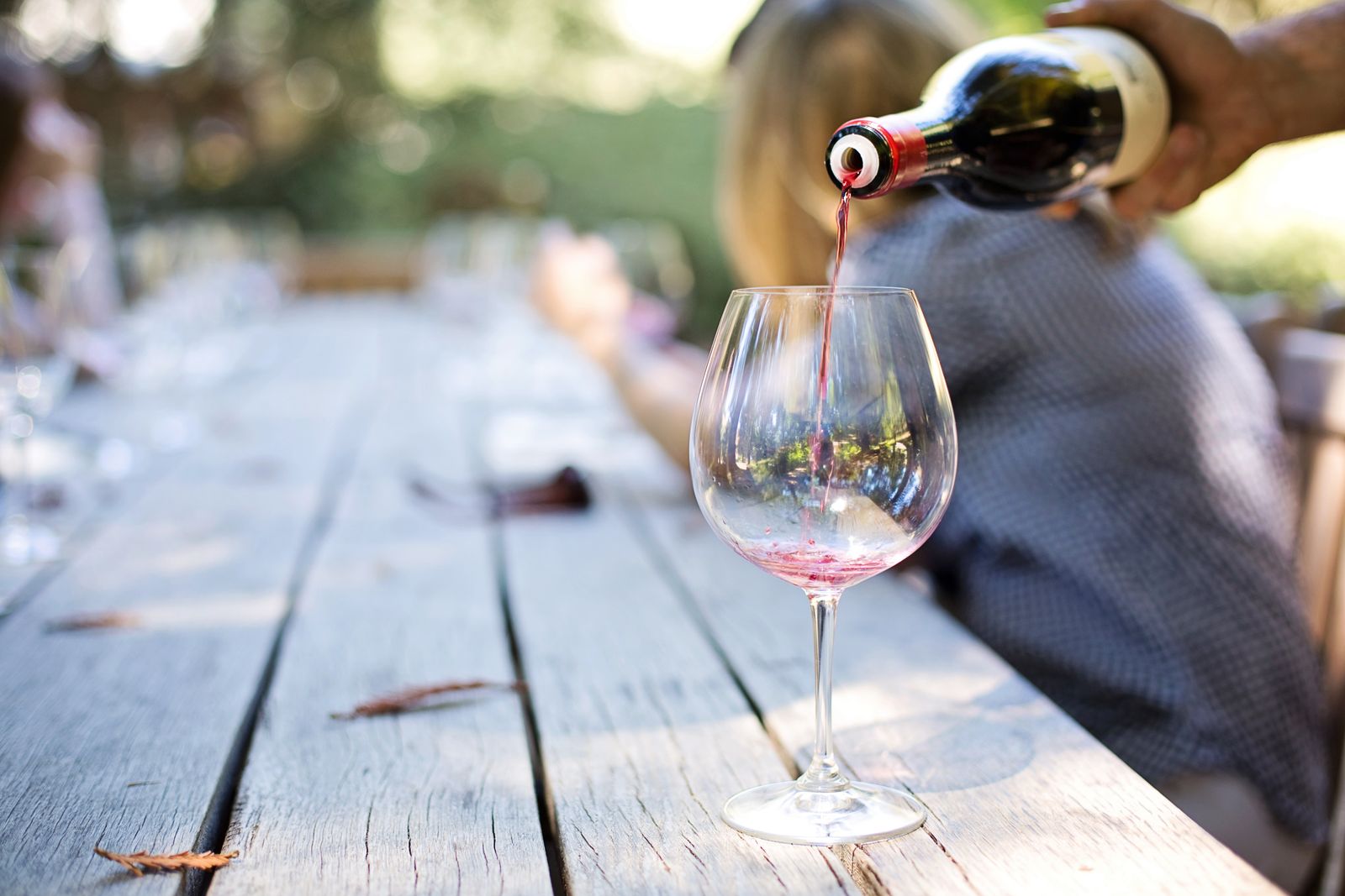 Le vin servi sur la table de la cour