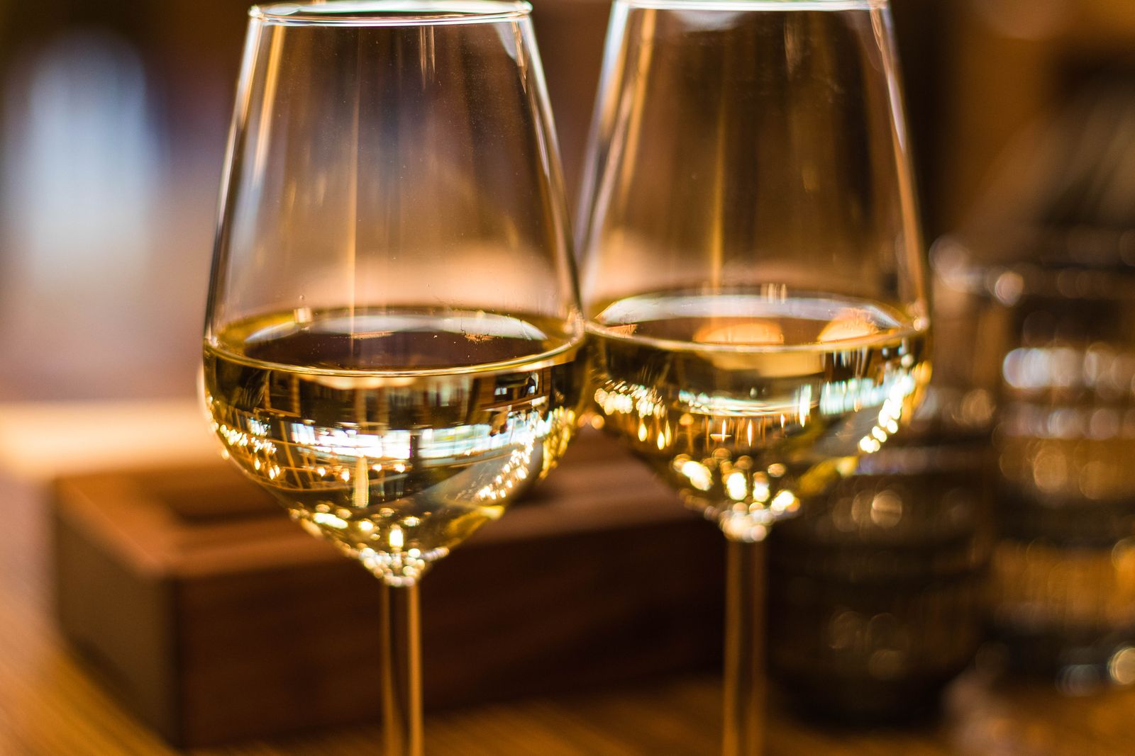 Verres dorés servis pour la dégustation