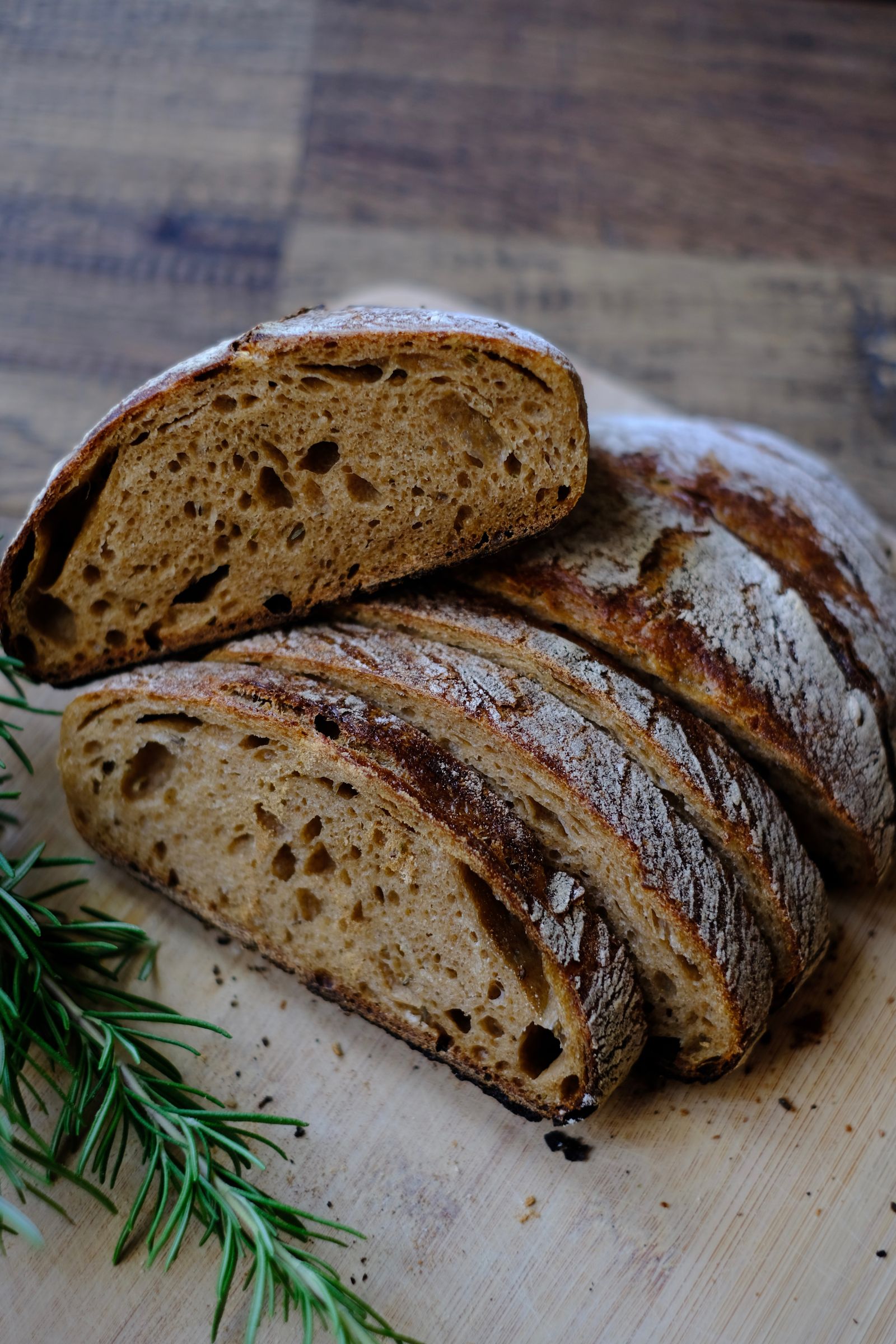 Pains aux graines à la croûte sombre