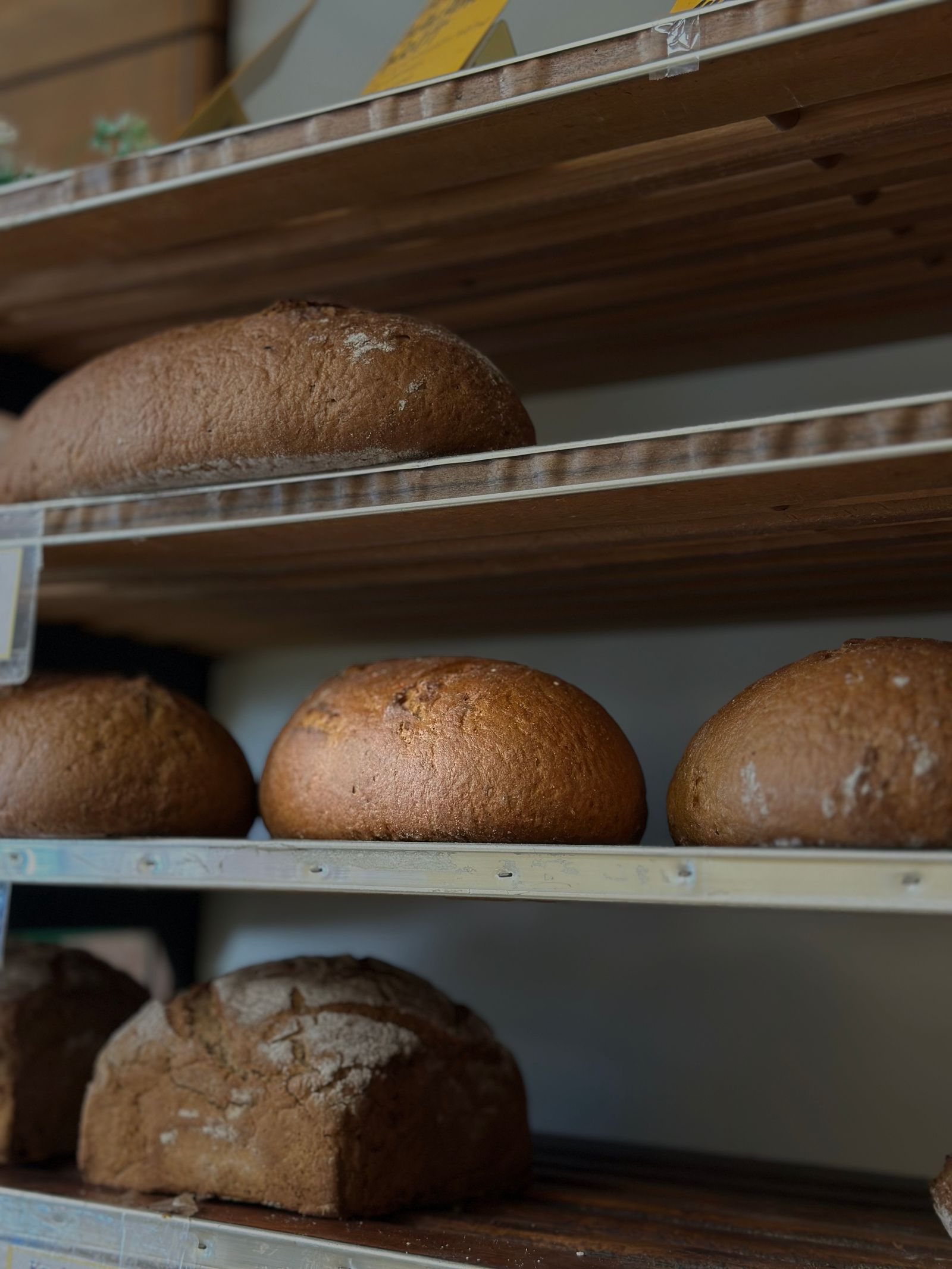 Boules du fournil sur l'étagère