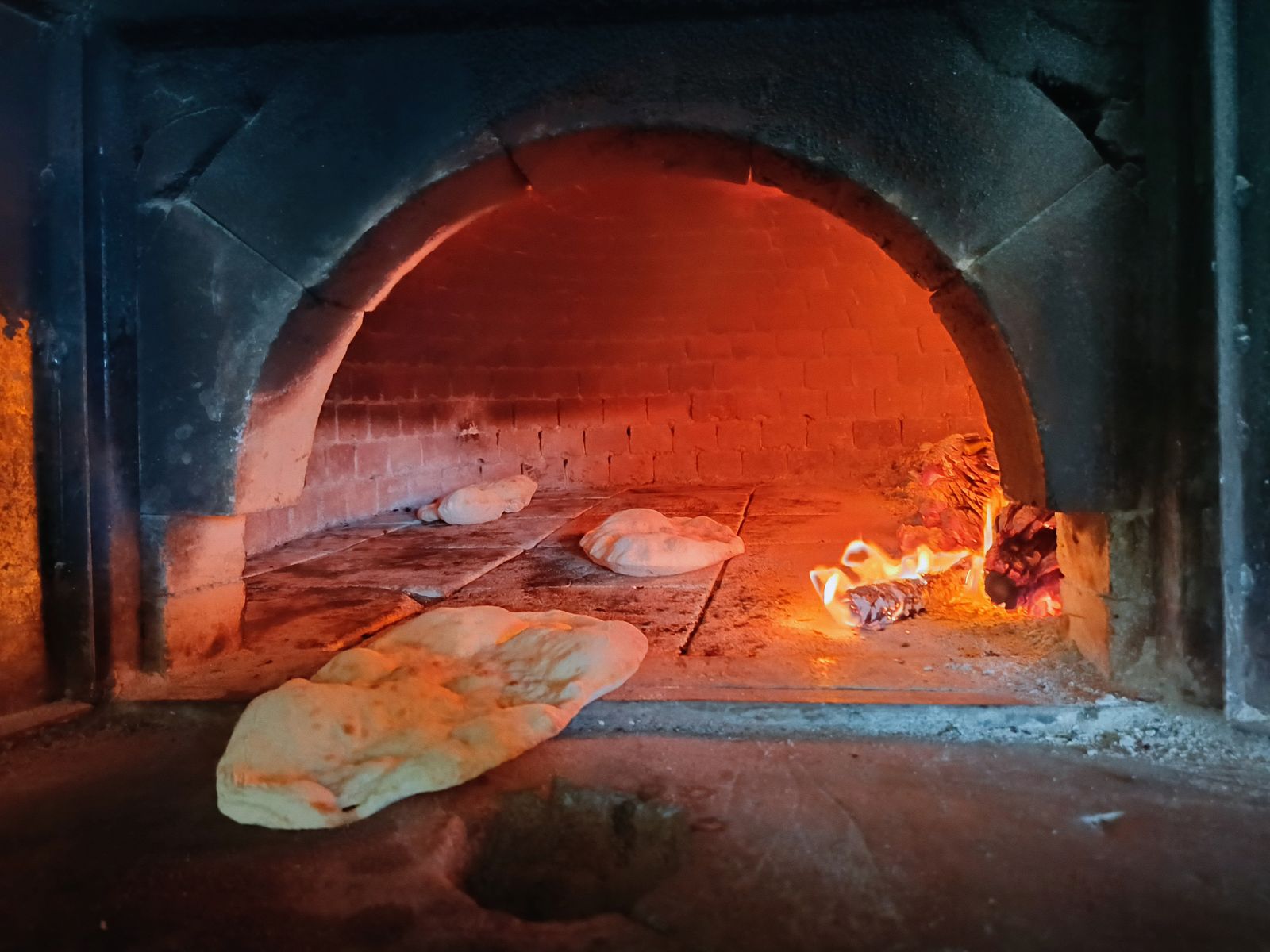 Le four à bois en chauffe