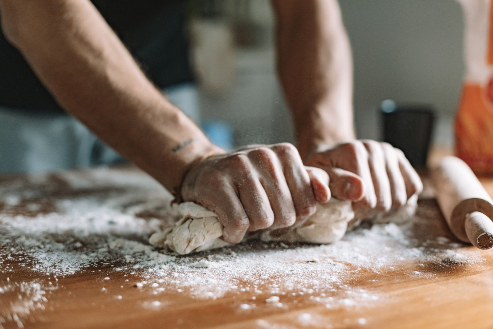 Quatre mains au pétrin sur le bois fariné