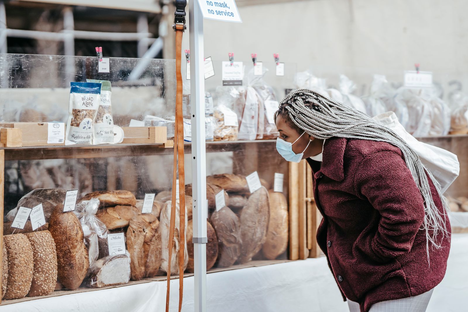 Une cliente choisit sa tourte au marché
