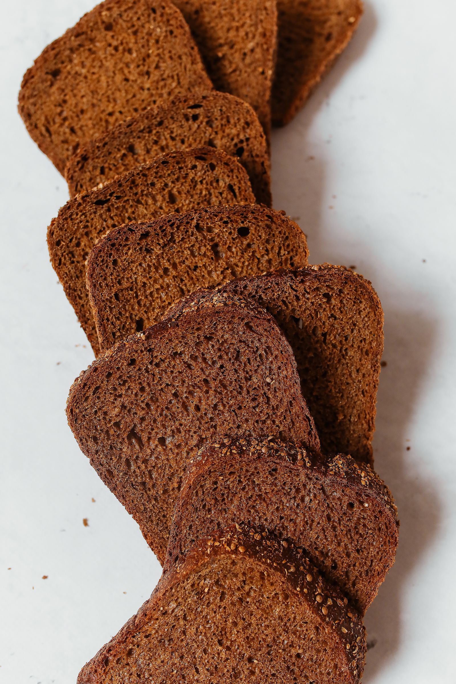 Pain de seigle noir tranché