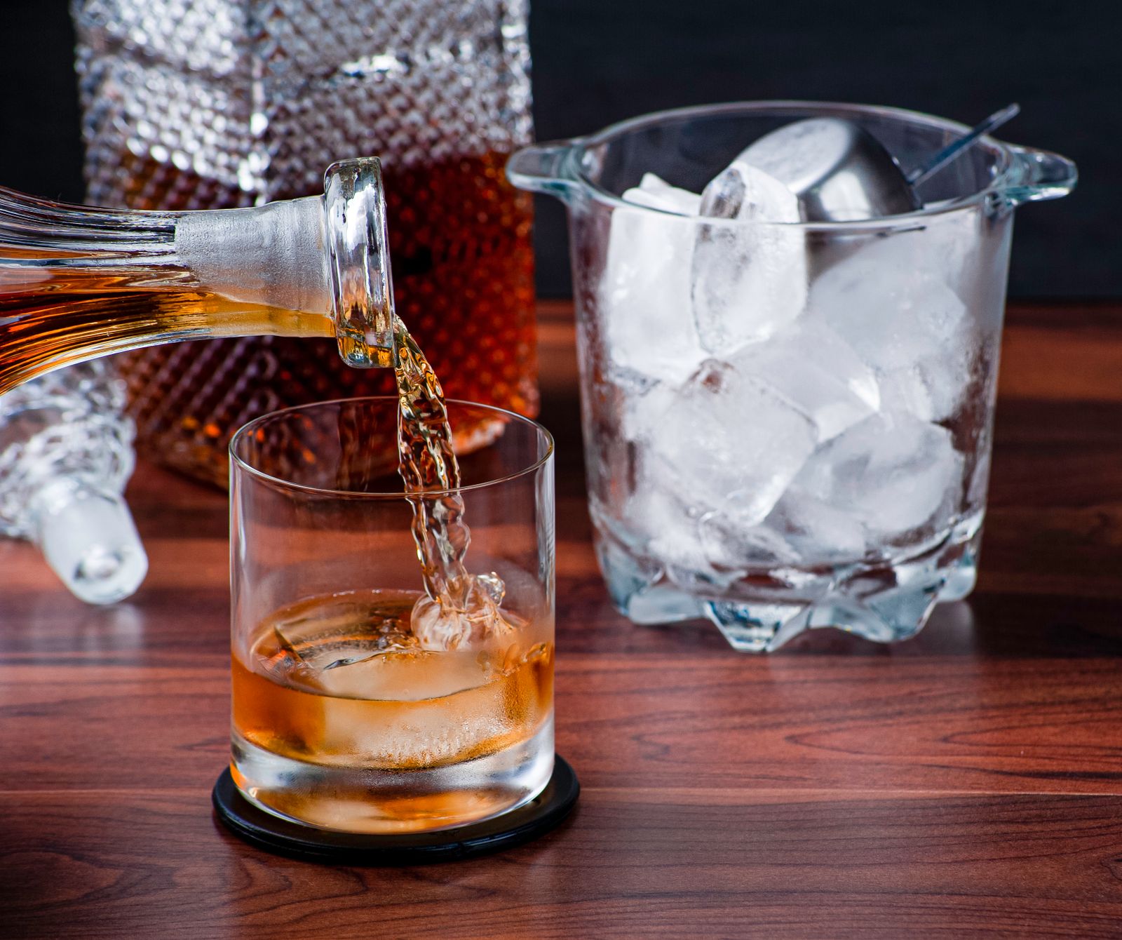 Armagnac versé de la carafe dans un verre, glace à part