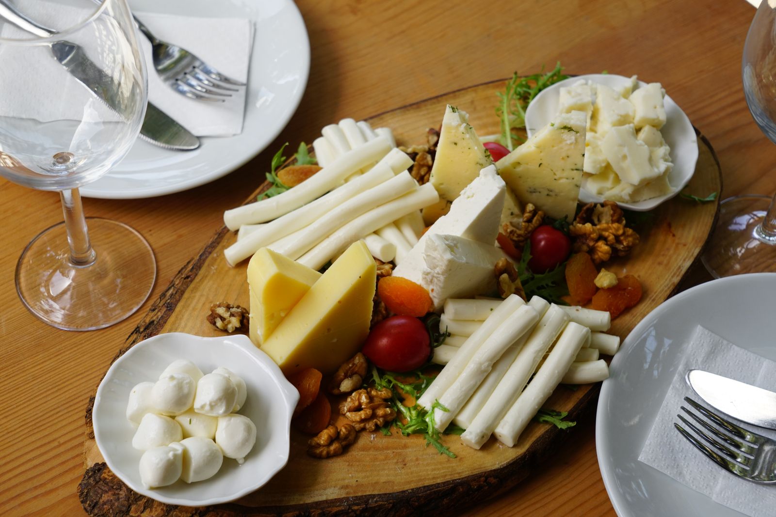 Planche de fromages, mozzarella et noix, dressée pour la tablée