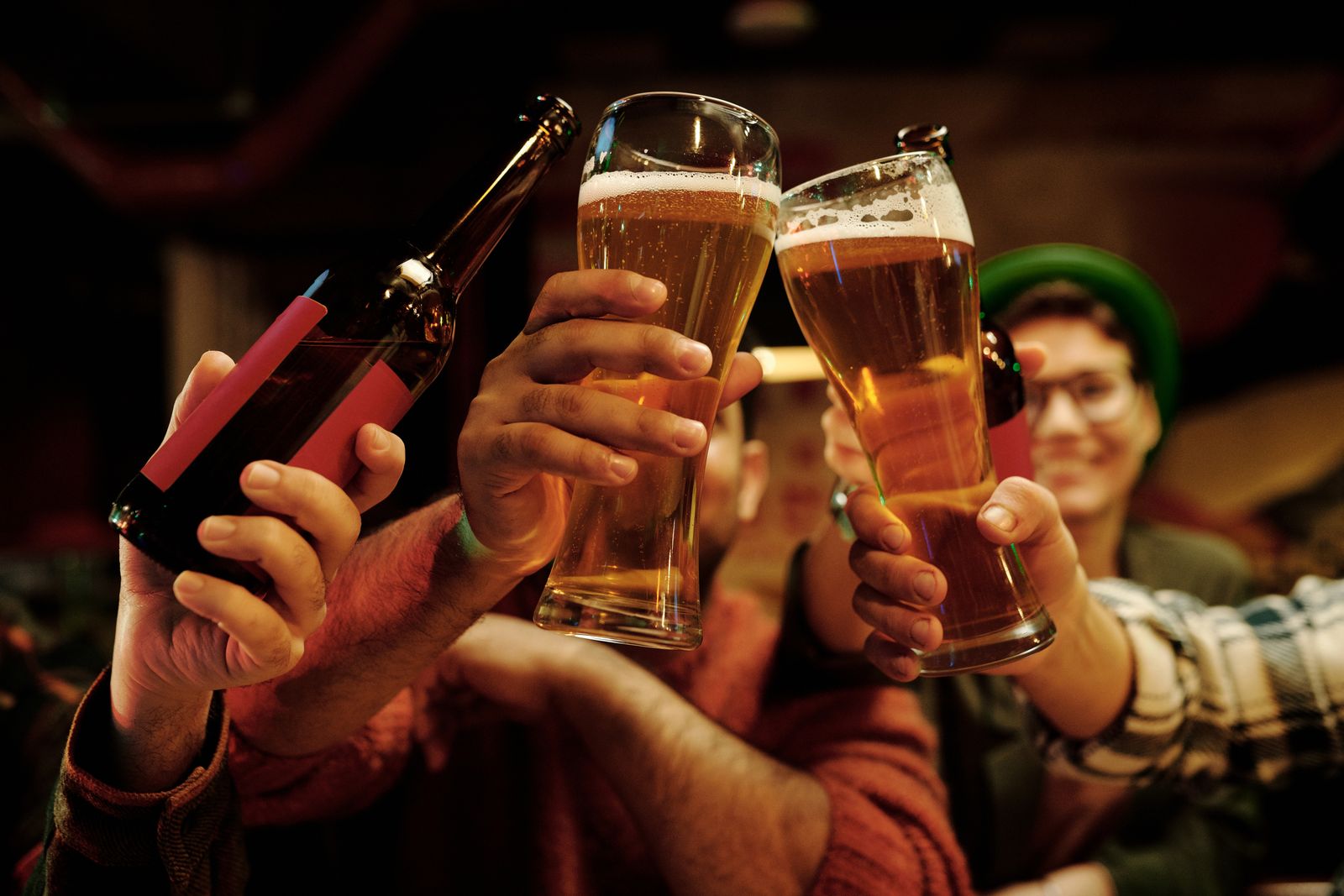 Des amis lèvent leurs verres de bière pour le quiz du mardi