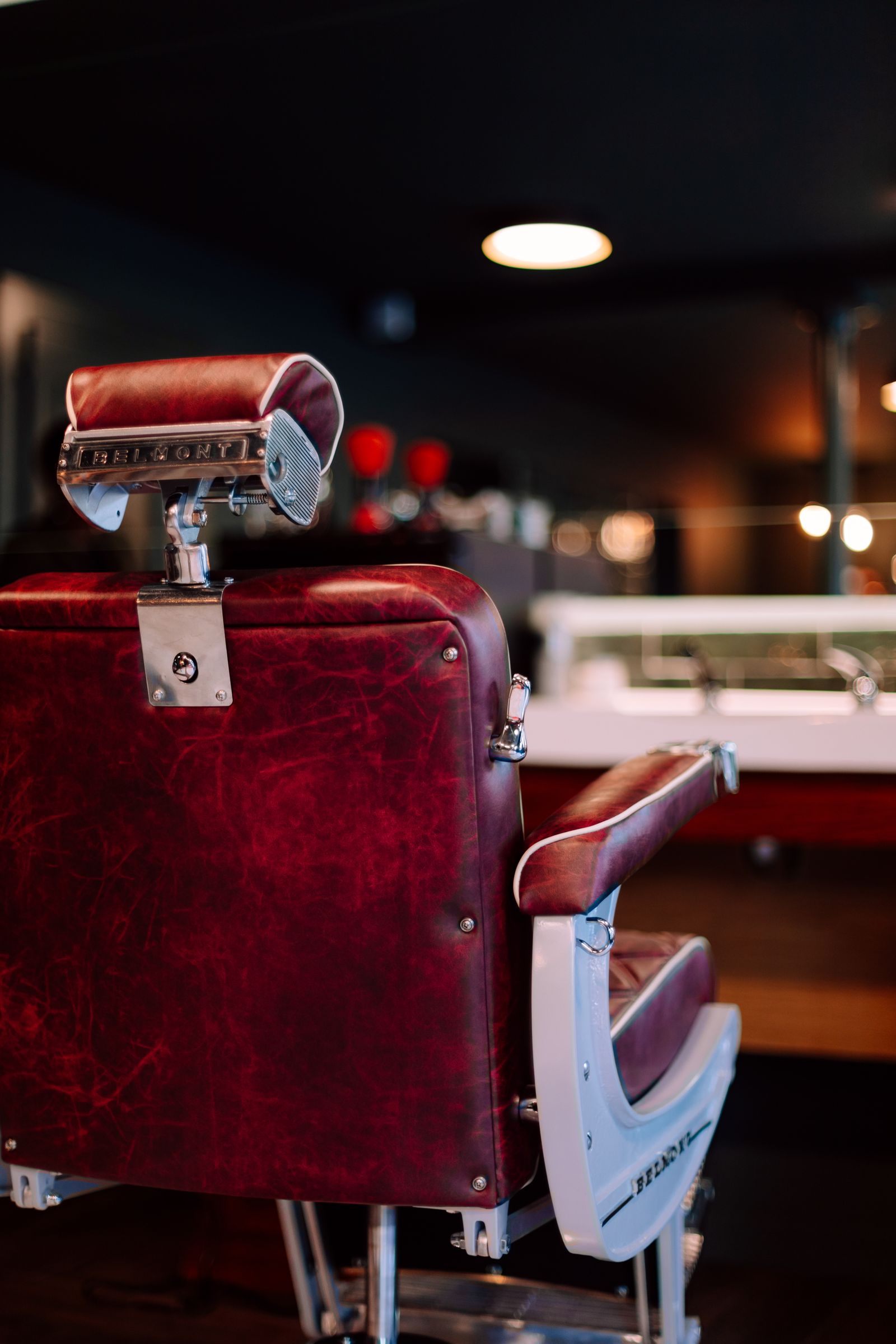 Le fauteuil ancien en cuir rouge de la Maison Sénac