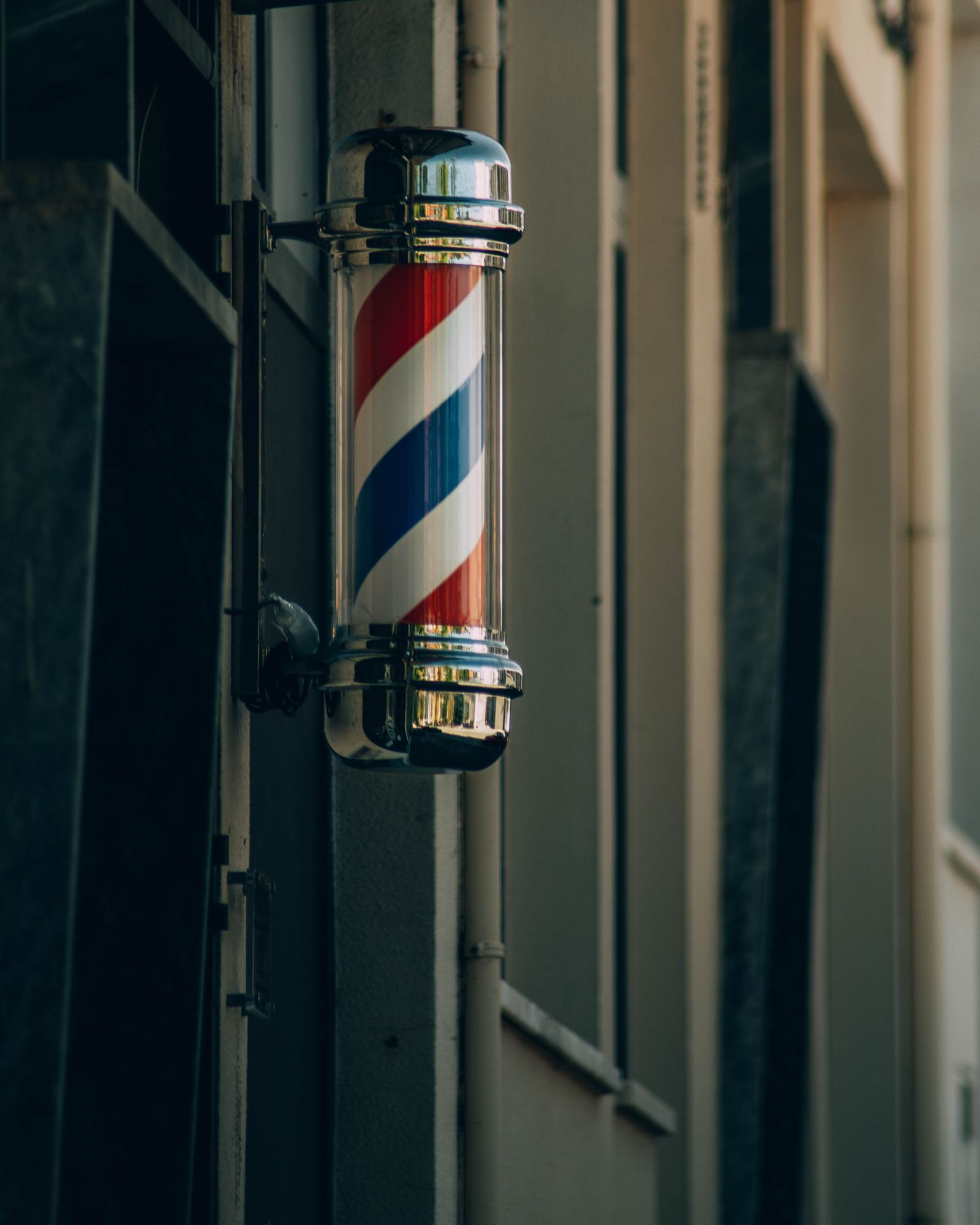 L'enseigne de barbier sur la façade