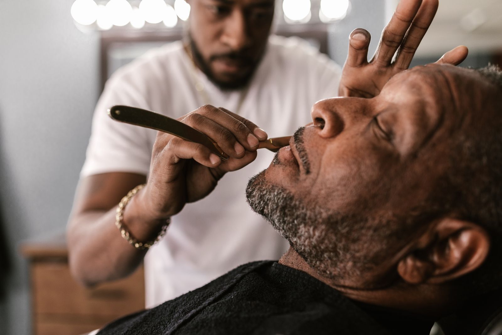 Rasage au coupe-chou en cours