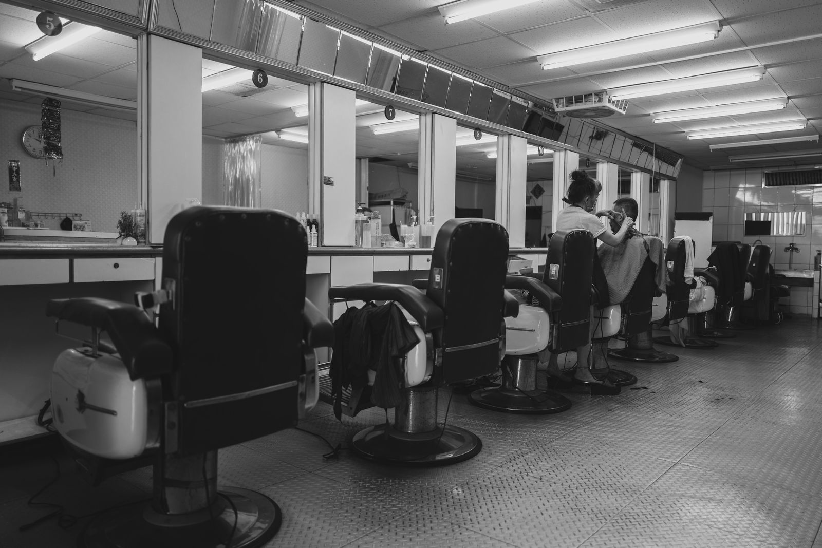La rangée de fauteuils du salon, en noir et blanc