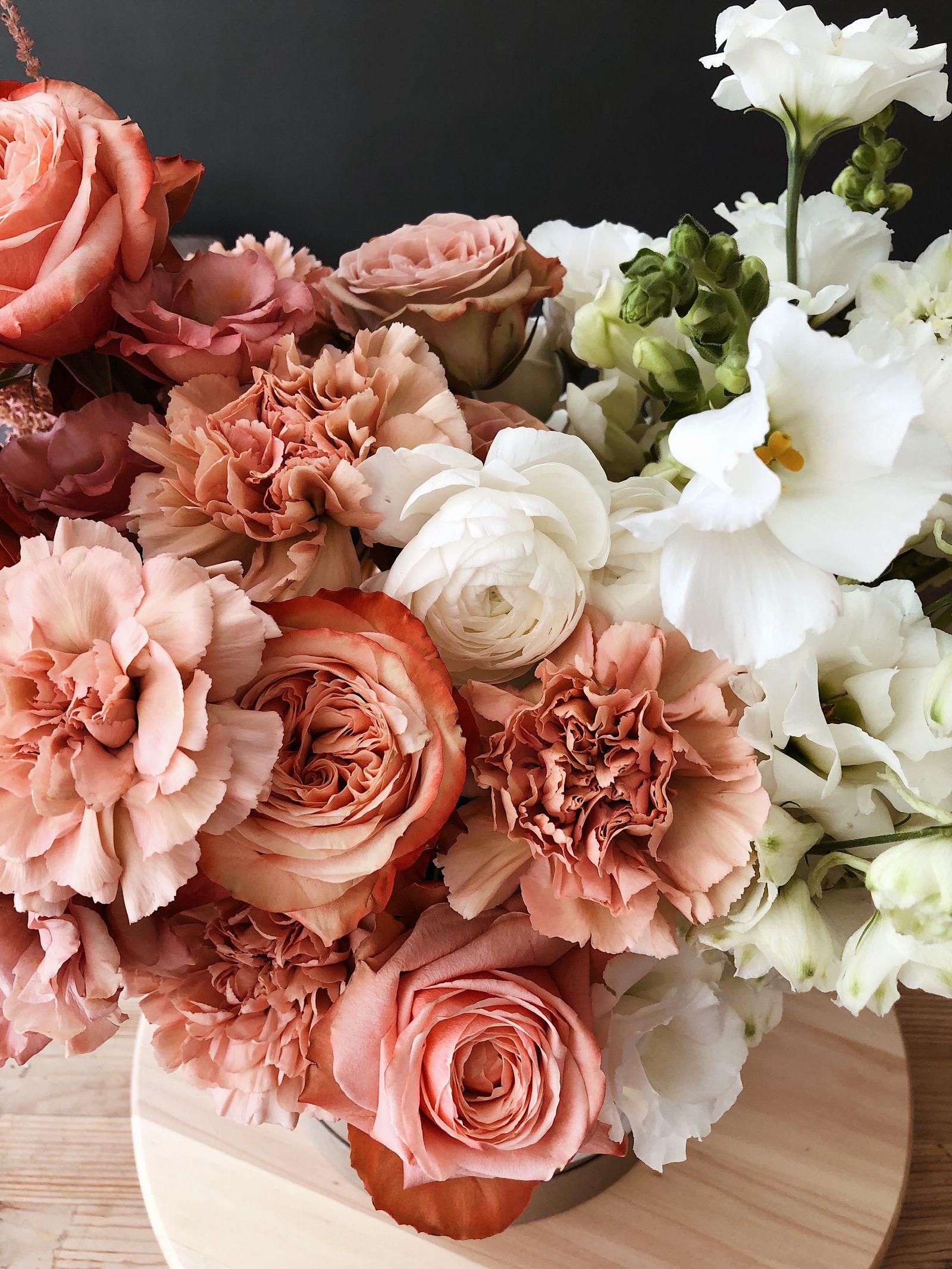 Bouquet du marché, roses et oeillets pêche