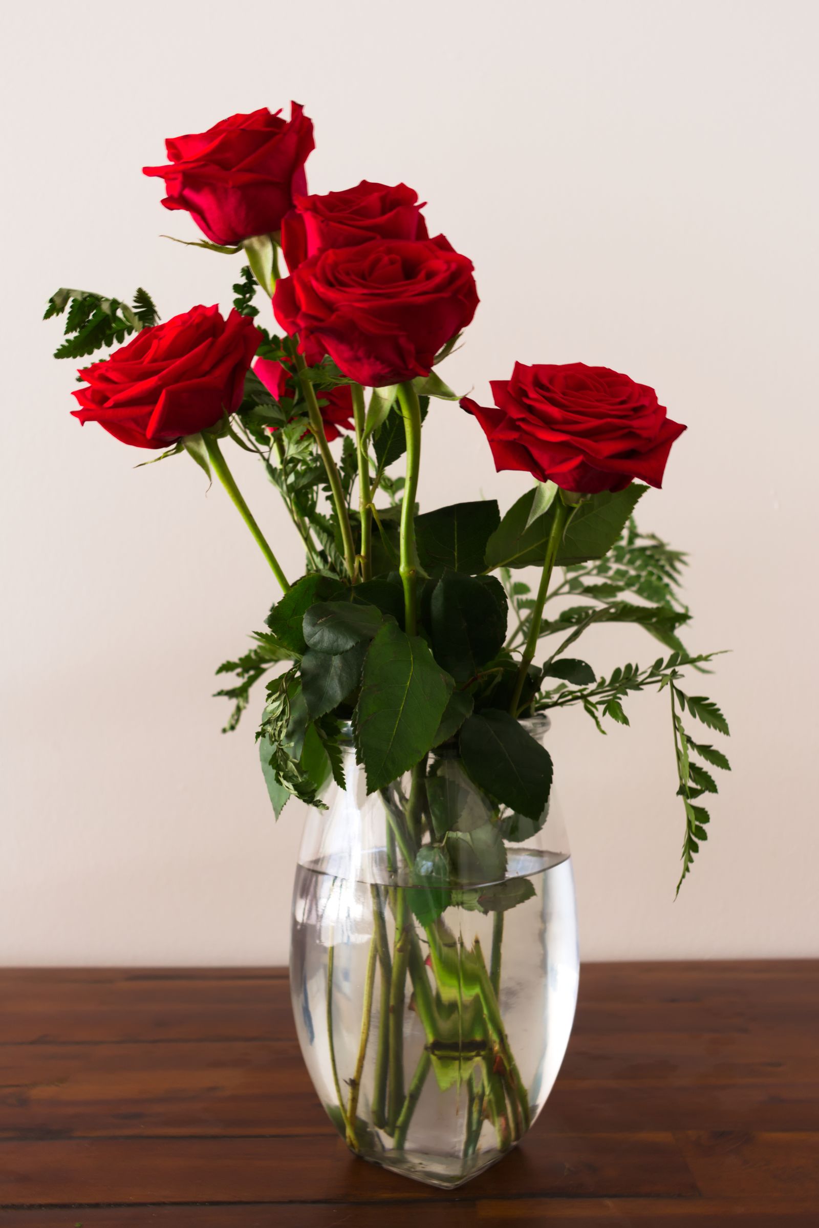 Bouquet de roses rouges dans un vase