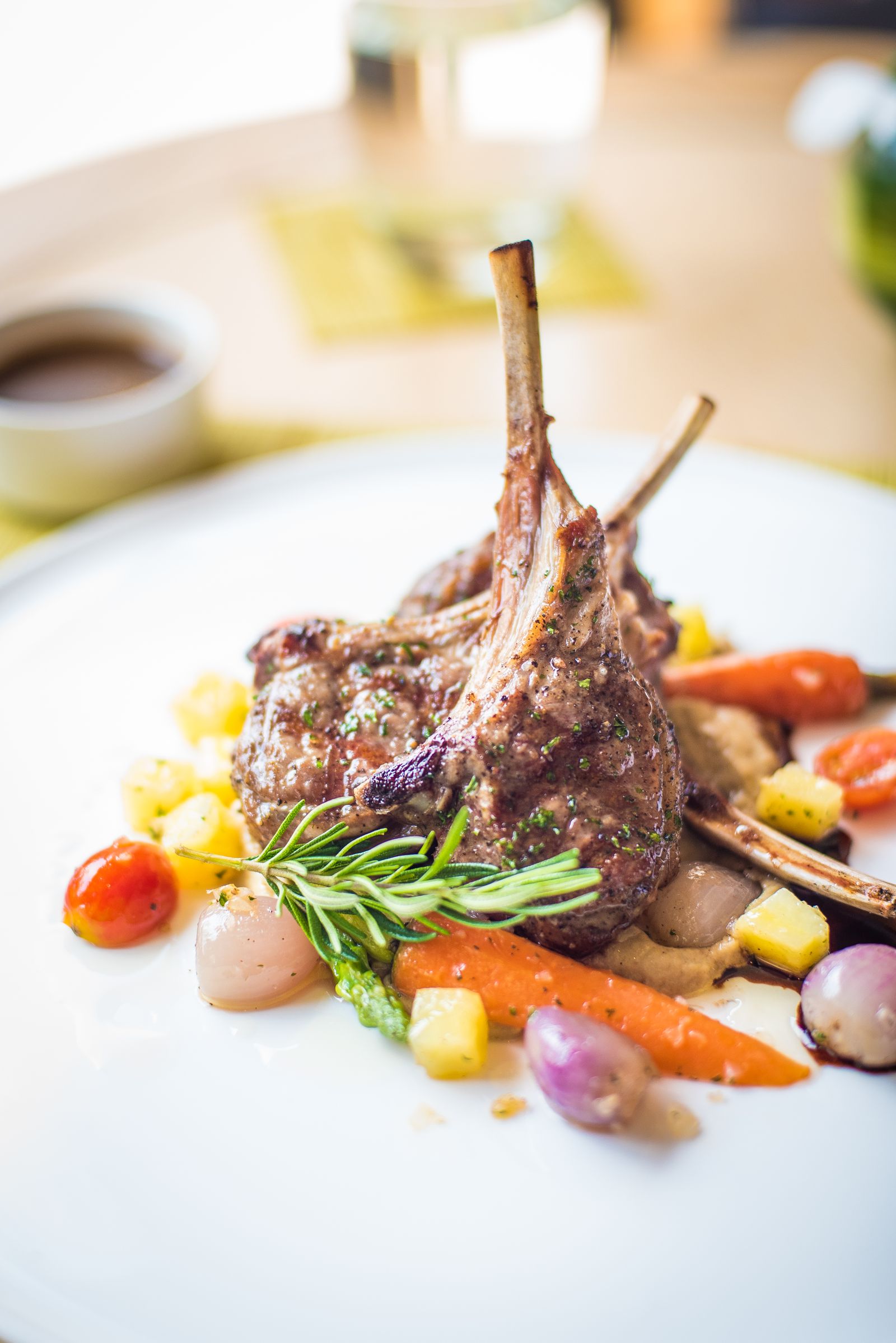 Carré d'agneau dressé, légumes racines et jus corsé