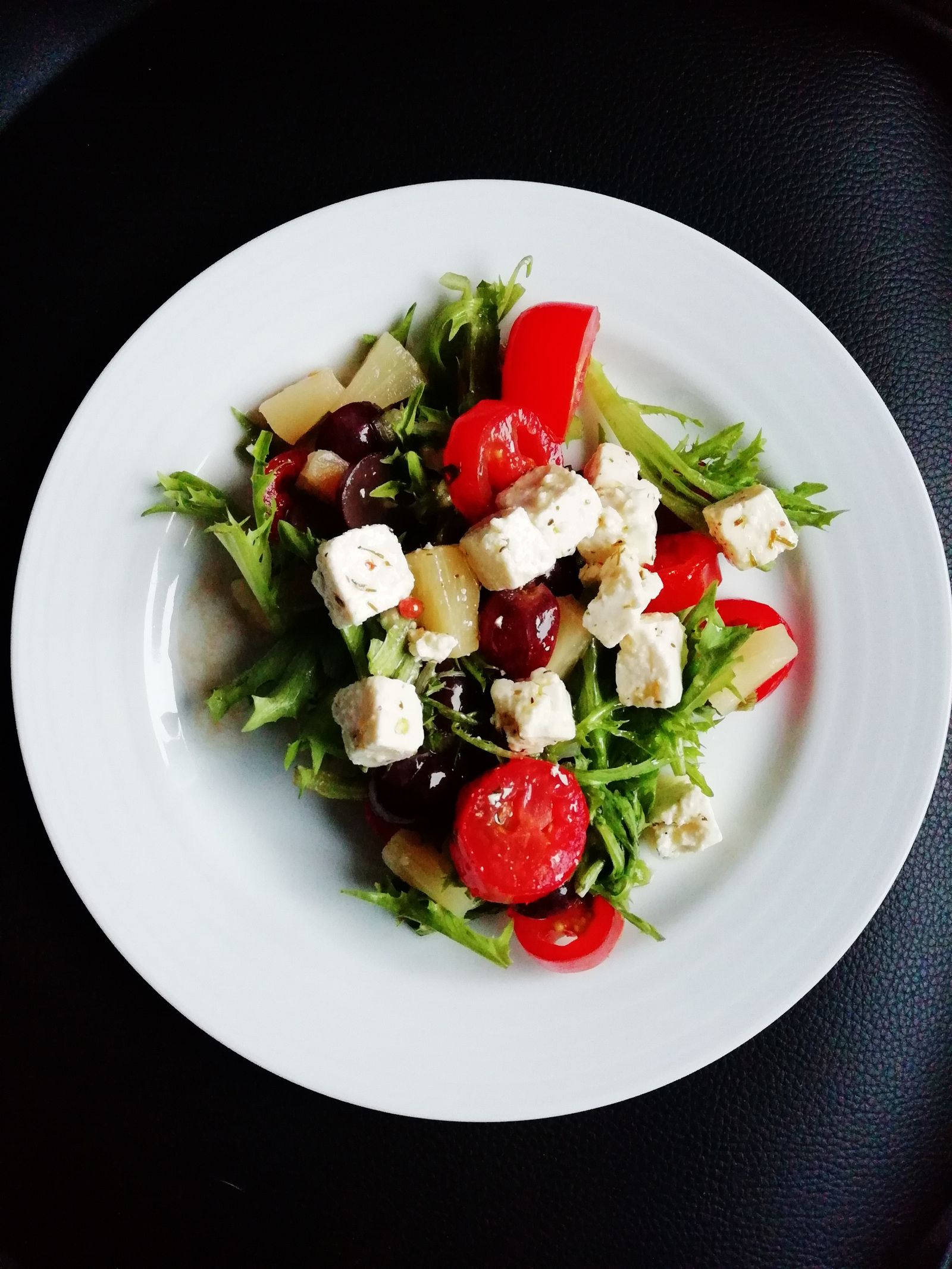 Assiette graphique vue du dessus, légumes crus et fromage frais