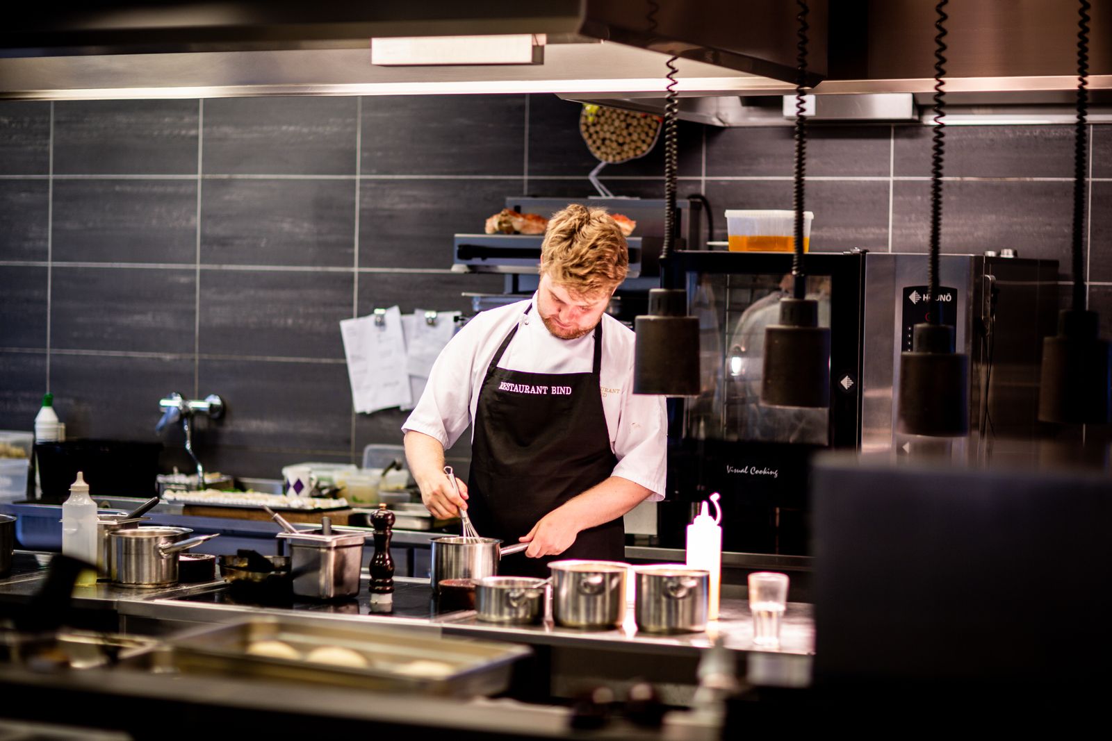 La seconde en cuisine, sur la ligne d'envoi