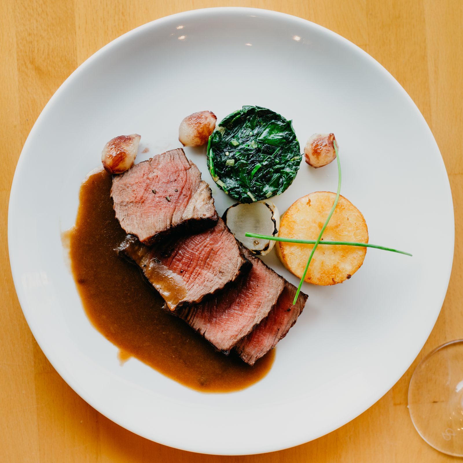 Filet de bœuf tranché, dressage net sur assiette blanche