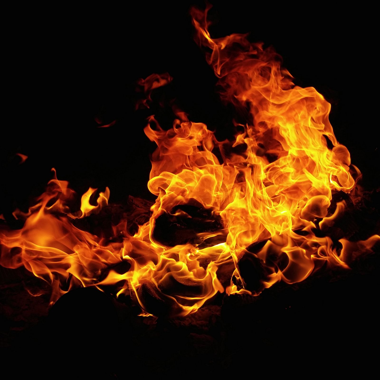 Flammes vives sur fond noir