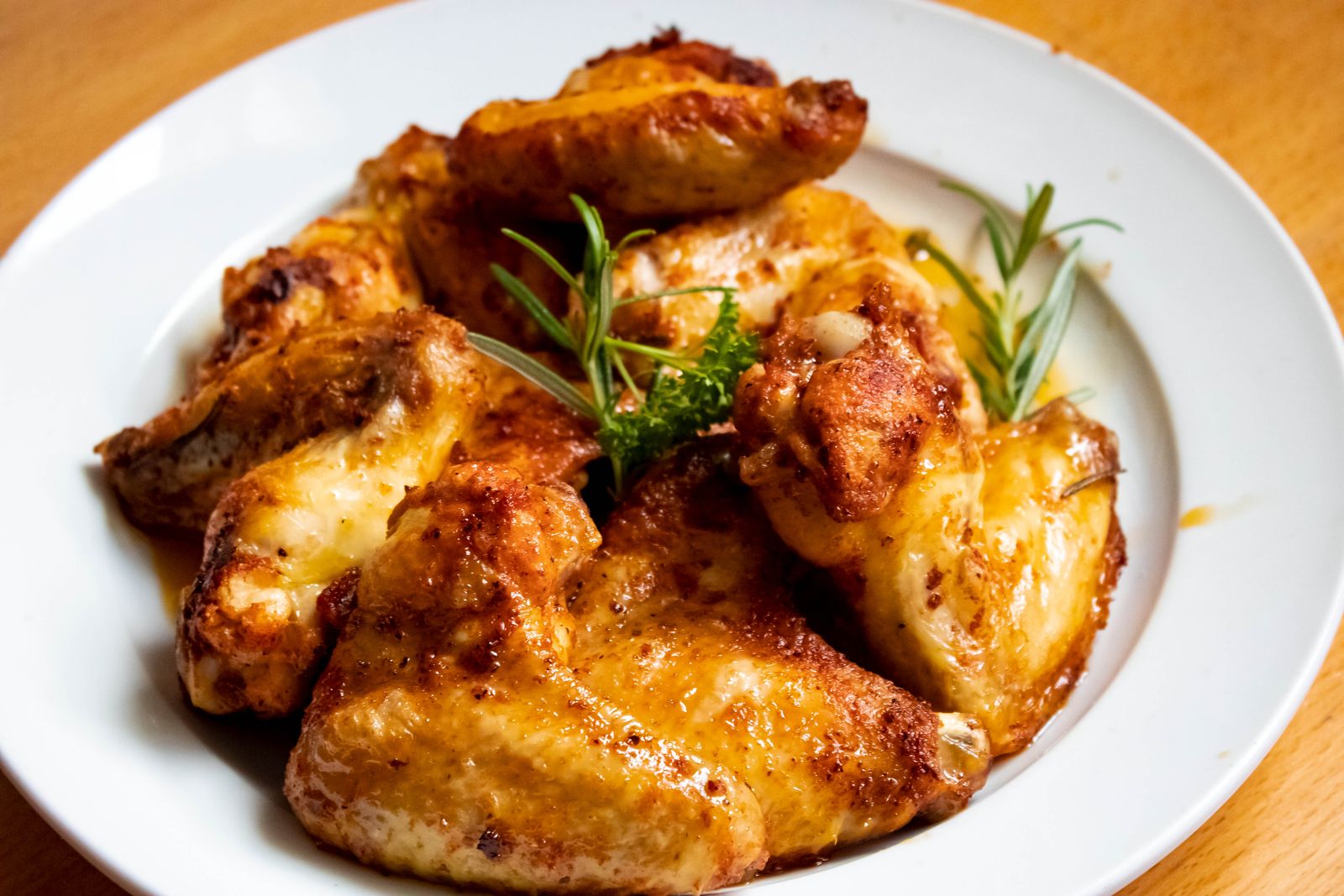 Volaille fermière dorée à la braise, servie en morceaux