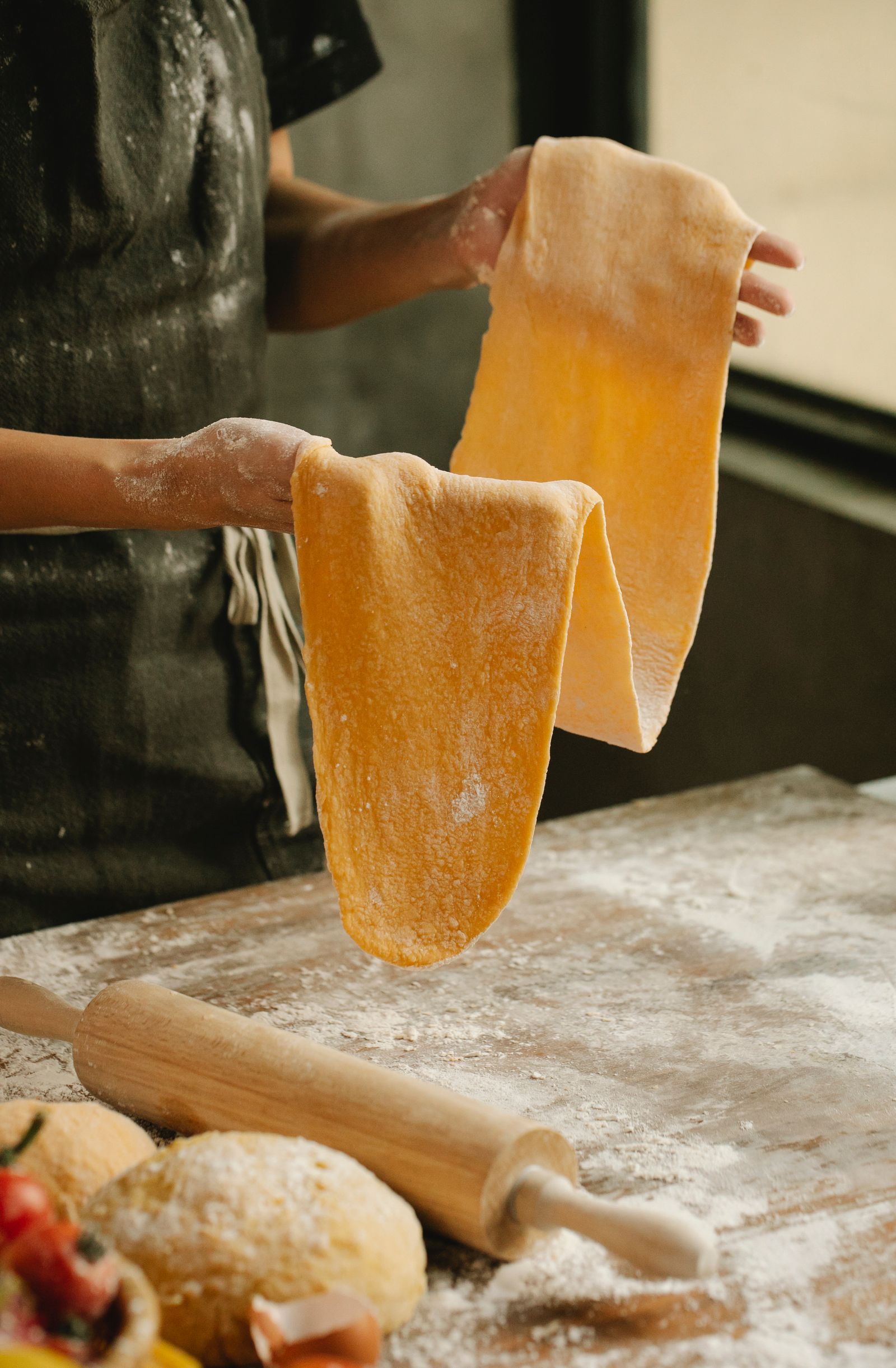 La pâte fraîche étirée sur le rouleau