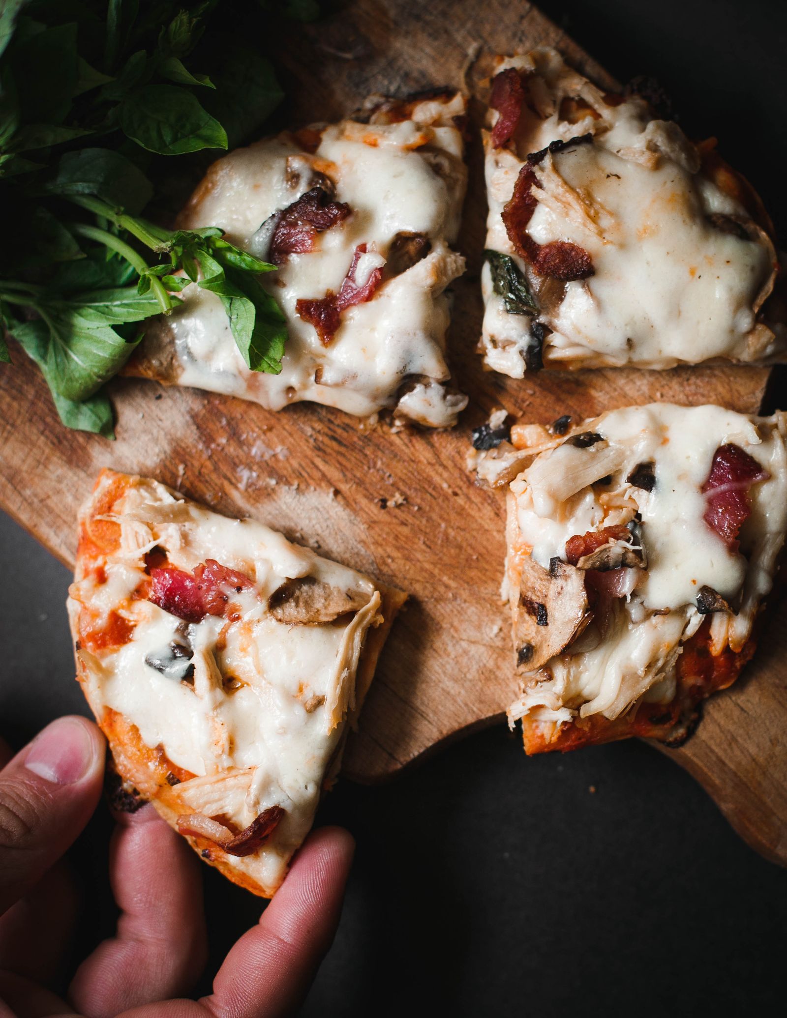 Parts de pizza rustique dans les mains