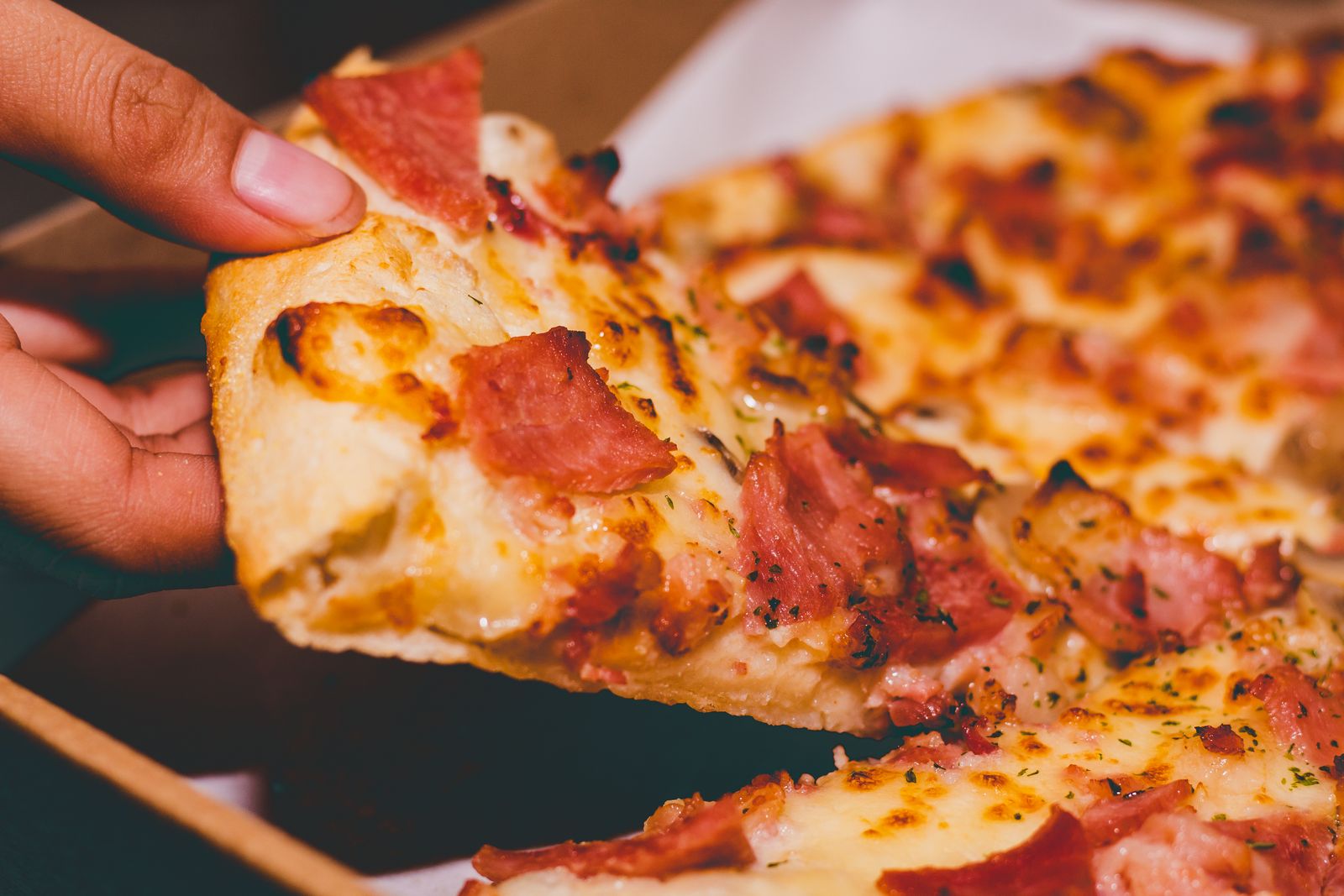 Part de pizza soulevée, le fromage file