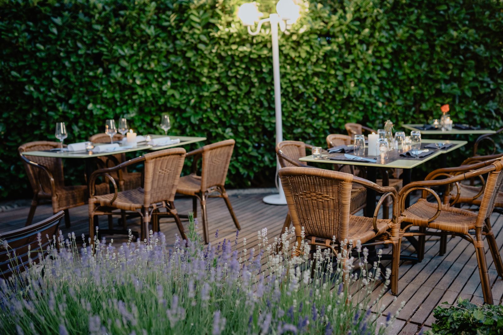 La terrasse le soir, tables en osier et lavande