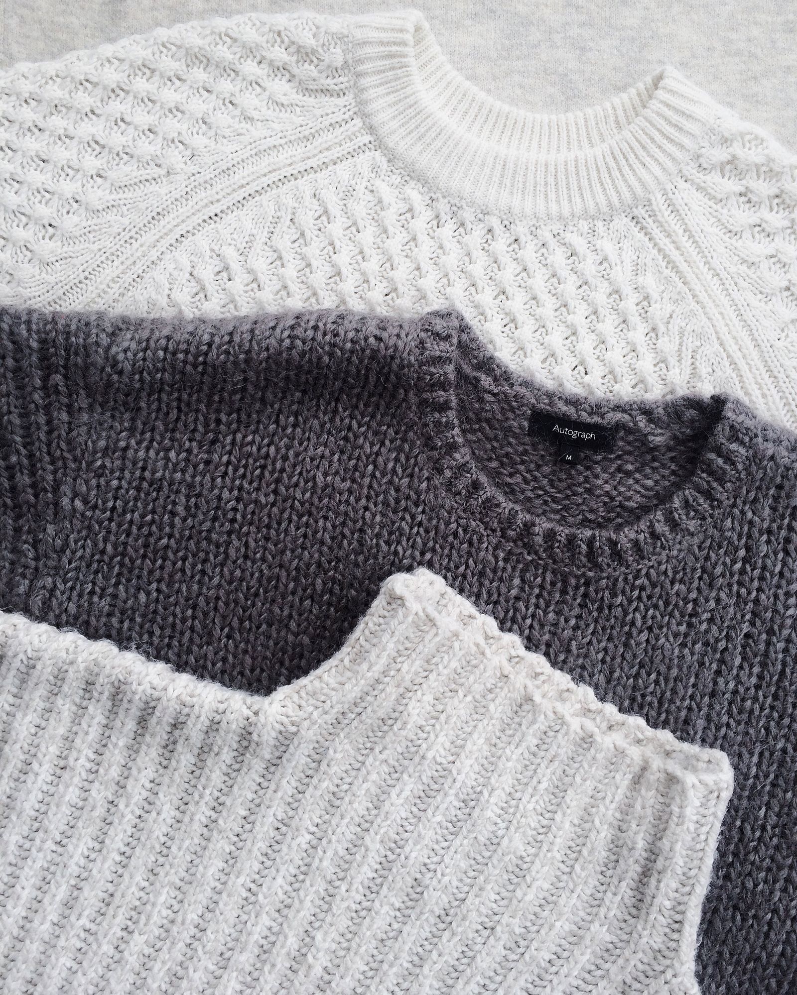 Plaids en laine pliés, gris et écru