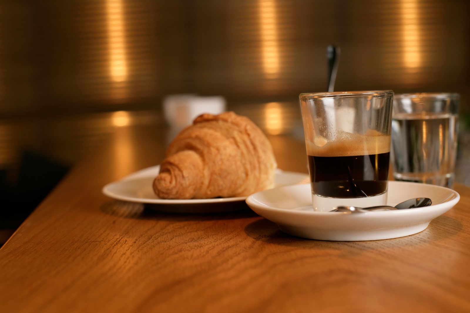 Le café du matin qui attend les hôtes