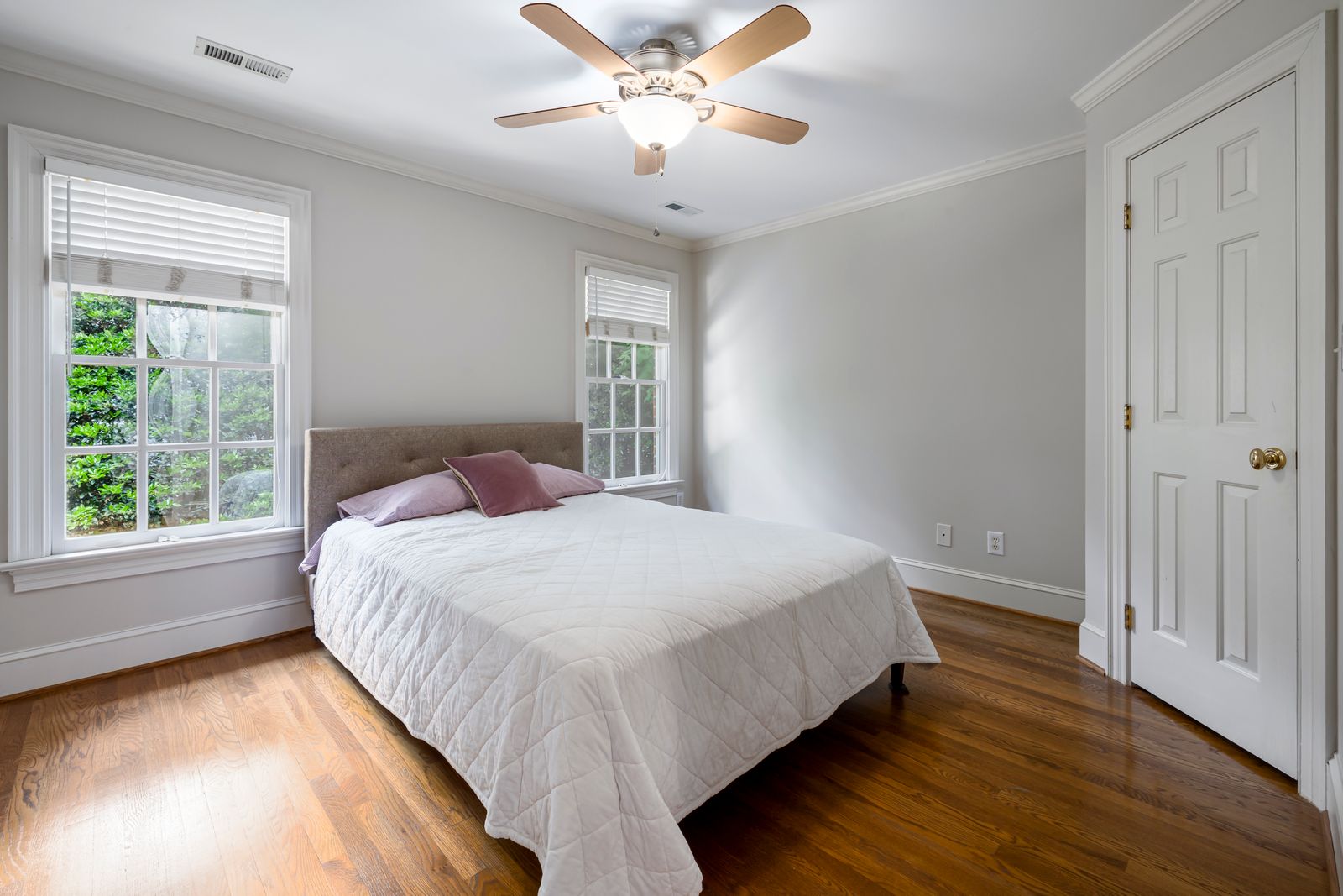 La chambre du Levant, lit blanc et parquet blond dans la lumière du matin