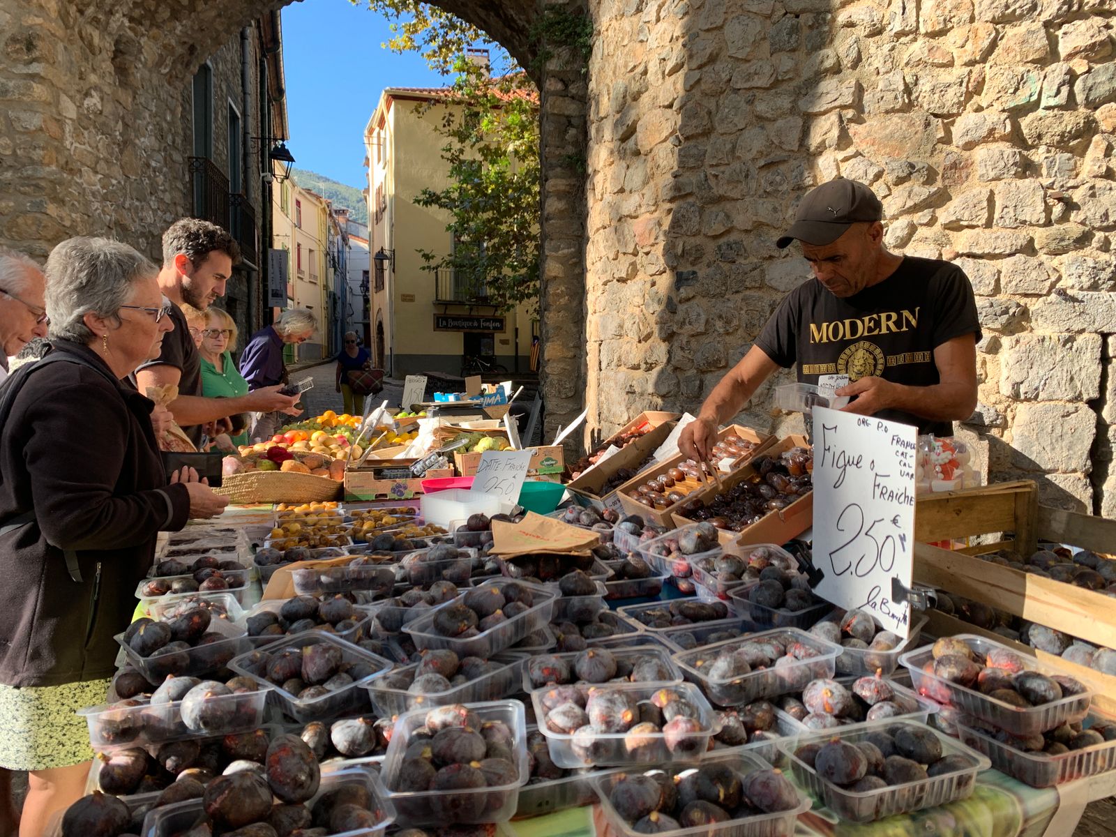 Étal de figues et de fruits sous les arcades du marché