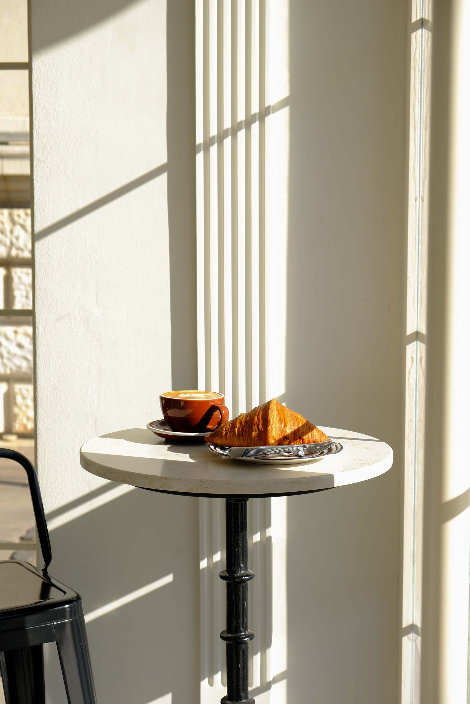 Le petit-déjeuner servi au soleil, croissant et café