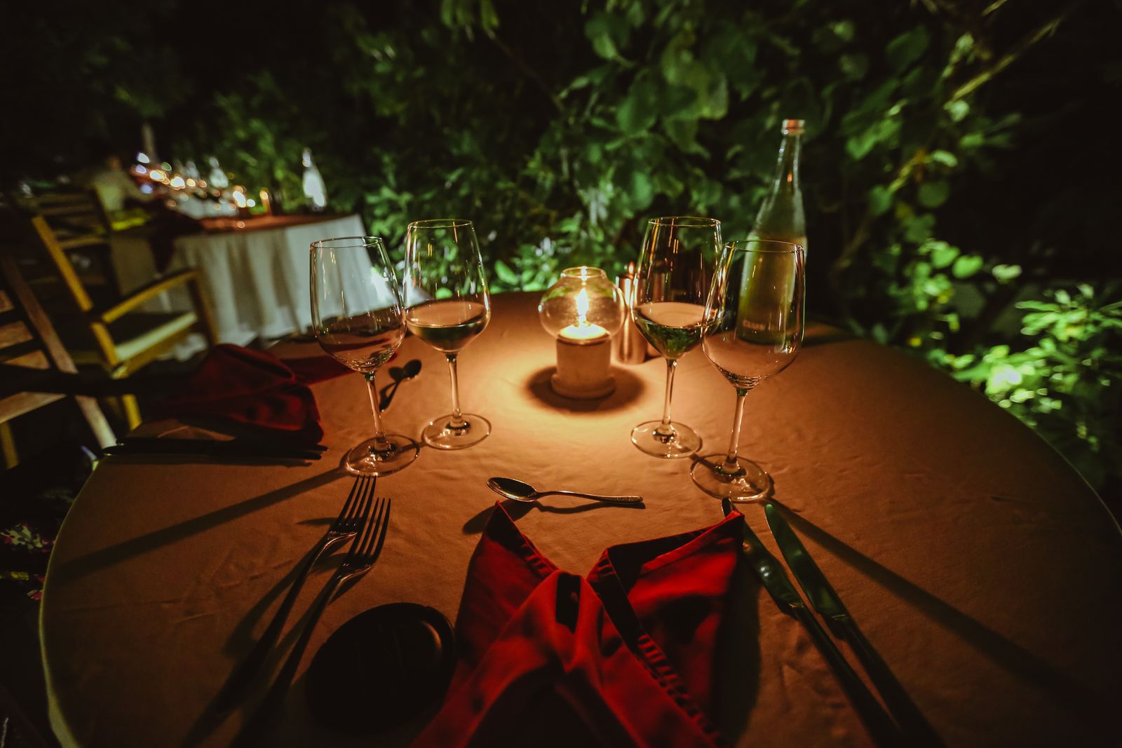 La table d'hôtes le soir, verres et bougies dans le jardin