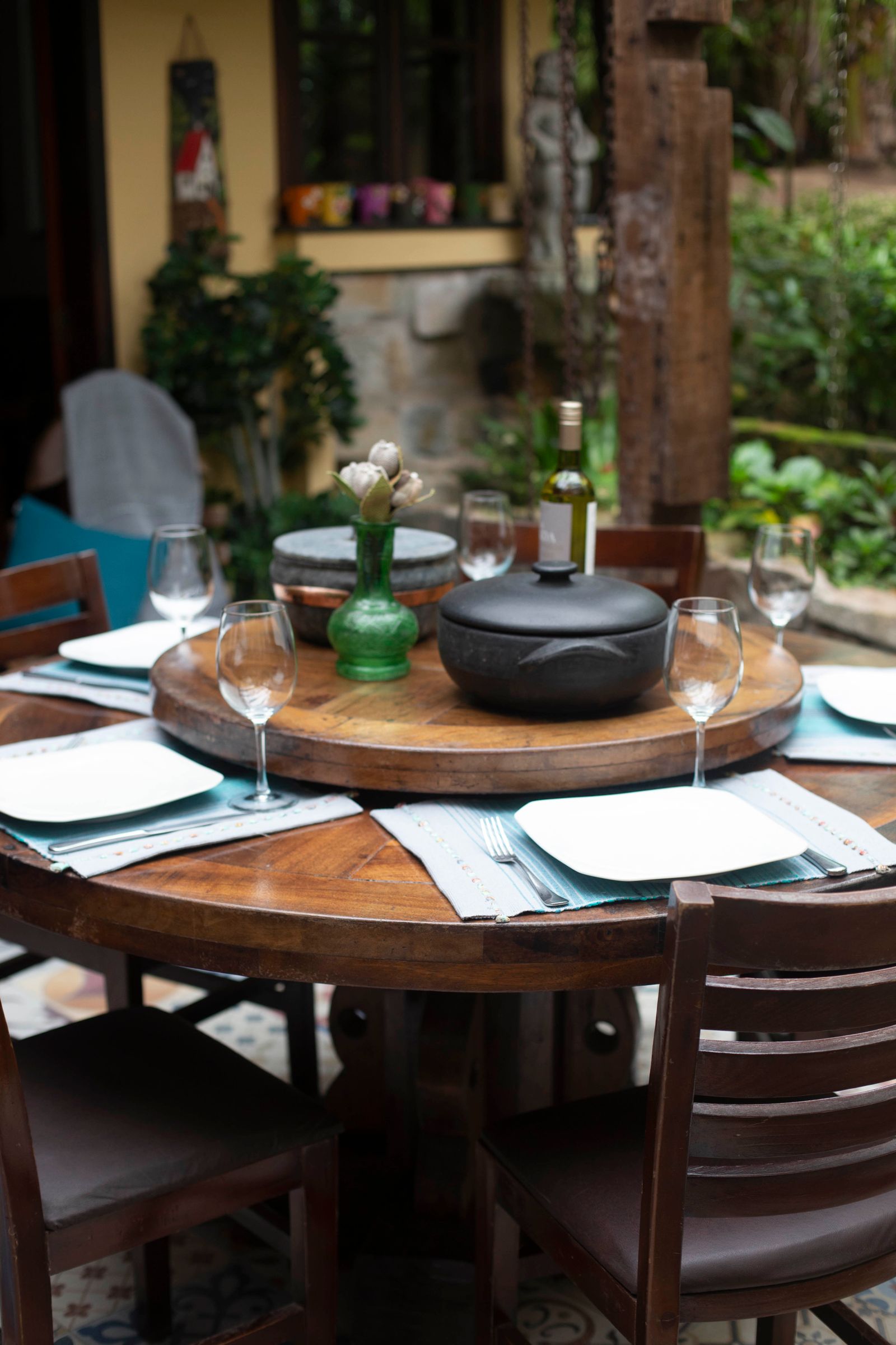 La grande table dressée dehors sous la treille