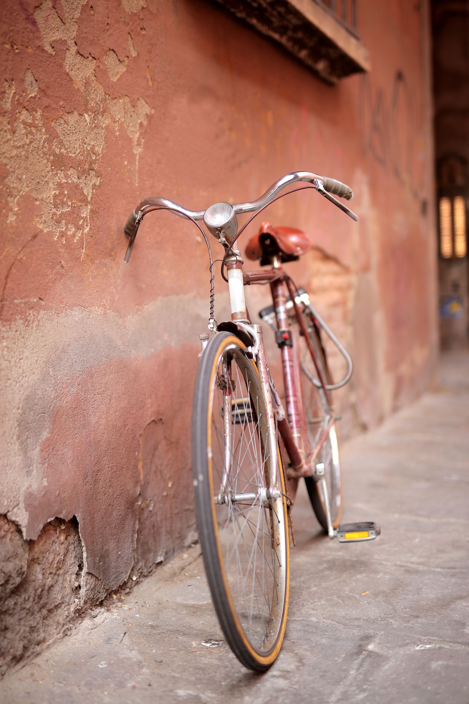 Vélo ancien appuyé contre un mur ocre