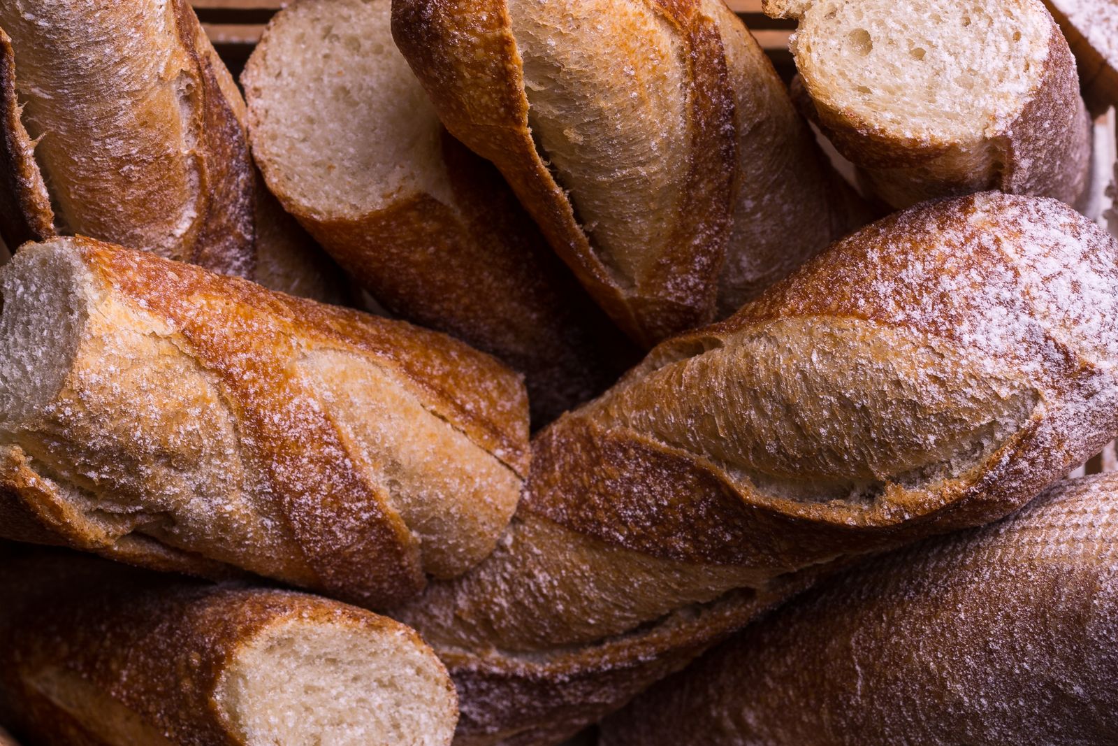 Baguettes de meule empilées à la sortie du four