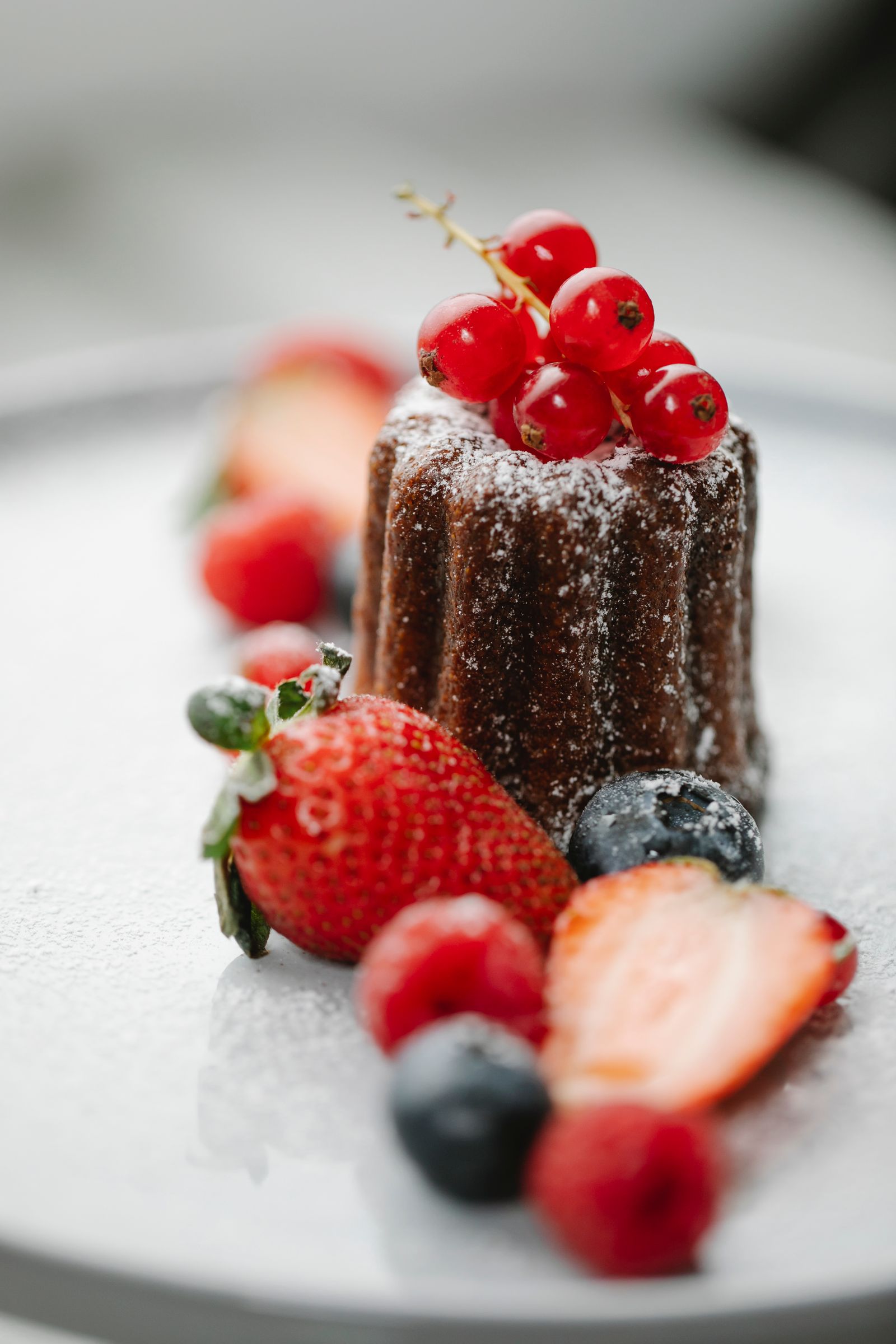 Canelé et fraises sur fond clair