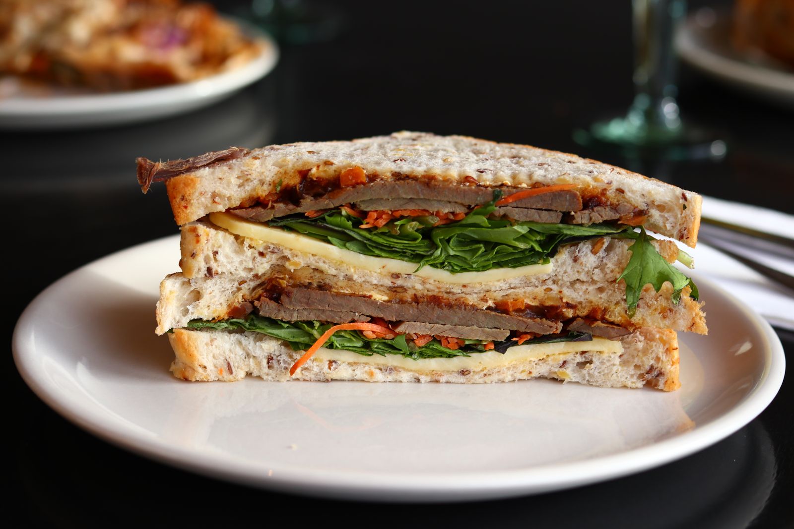 Sandwich fin du comptoir sur assiette blanche