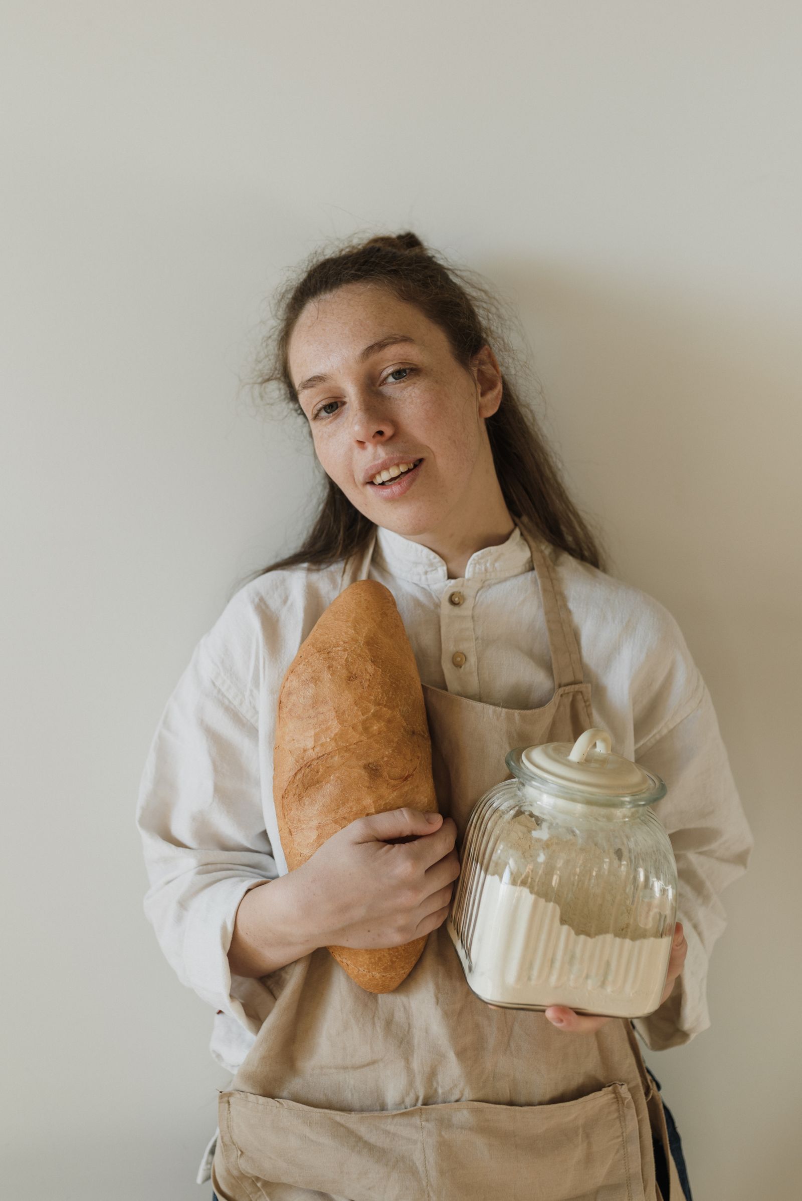 Claire Mirabelle, un pain sous le bras devant sa boutique