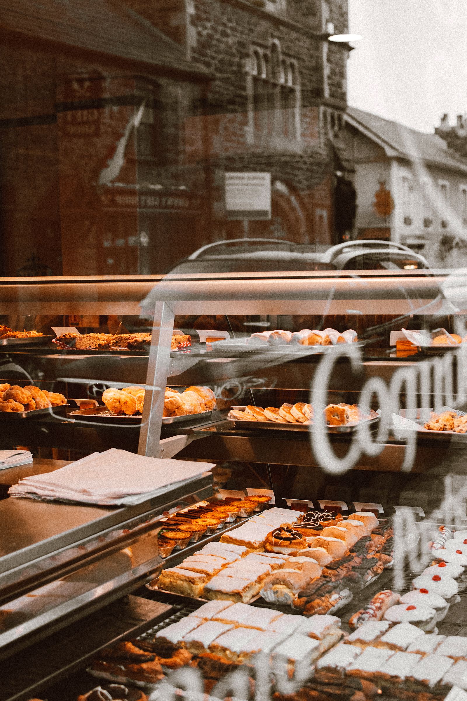 La vitrine de la boulangerie Mirabelle, croissants et pains frais