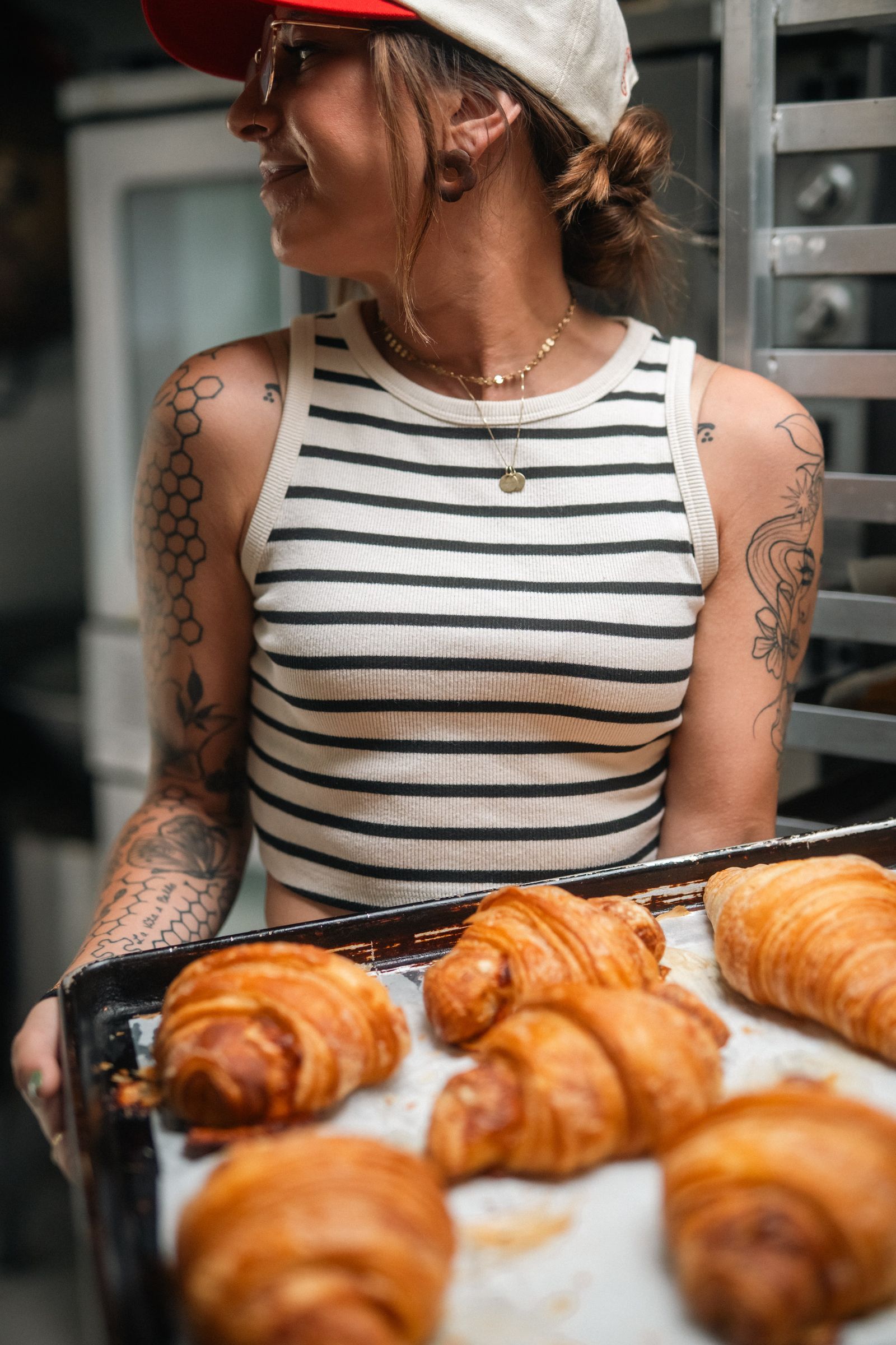 Un plateau de croissants sortant du four