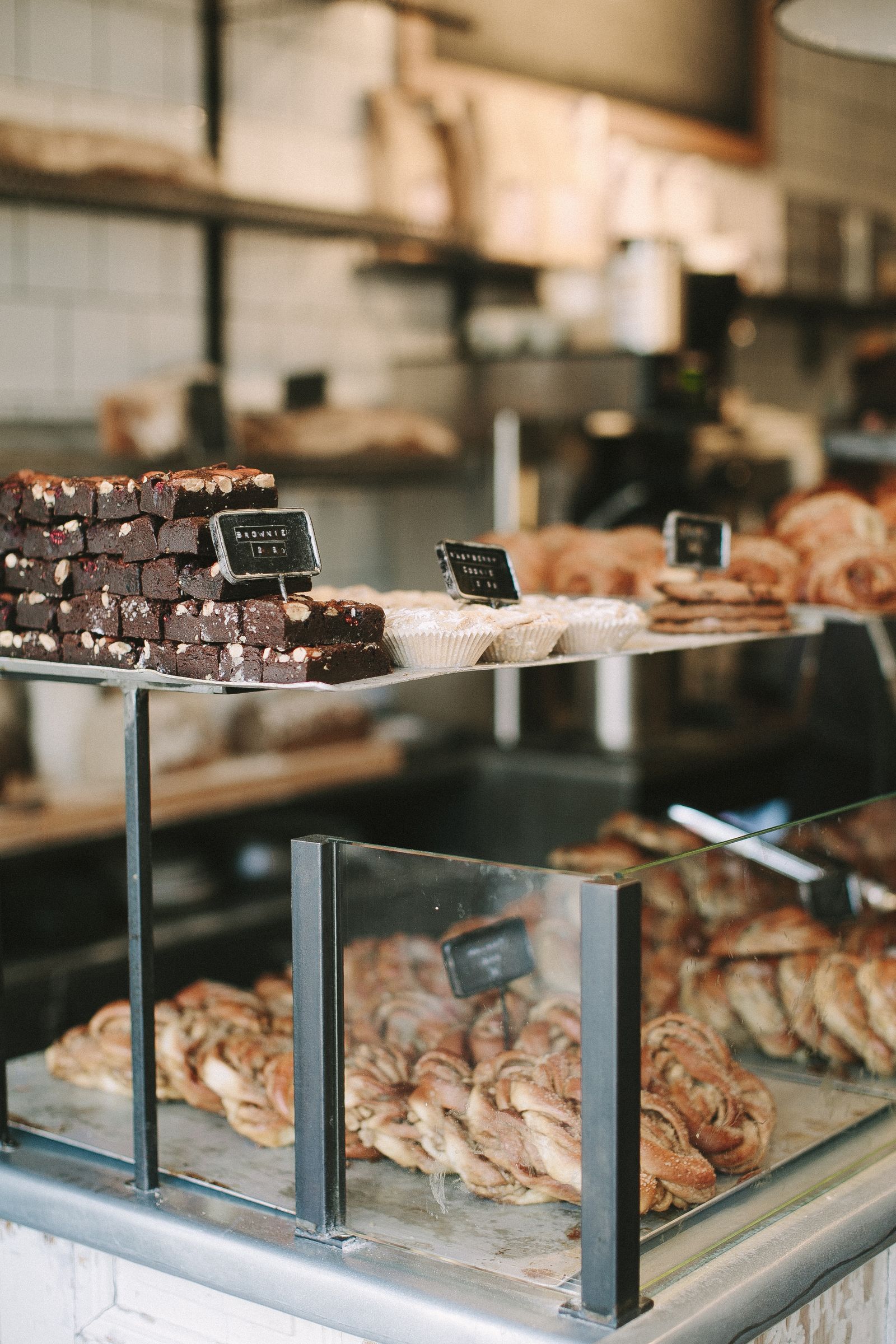 Le comptoir et ses plateaux à la lumière chaude