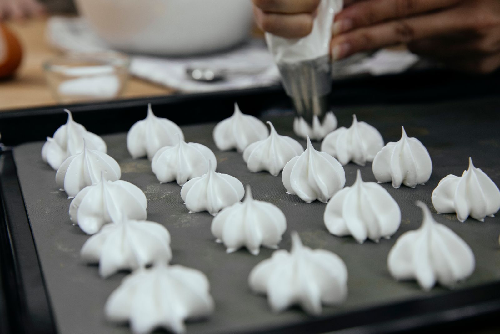 Meringues pochées une à une sur la plaque