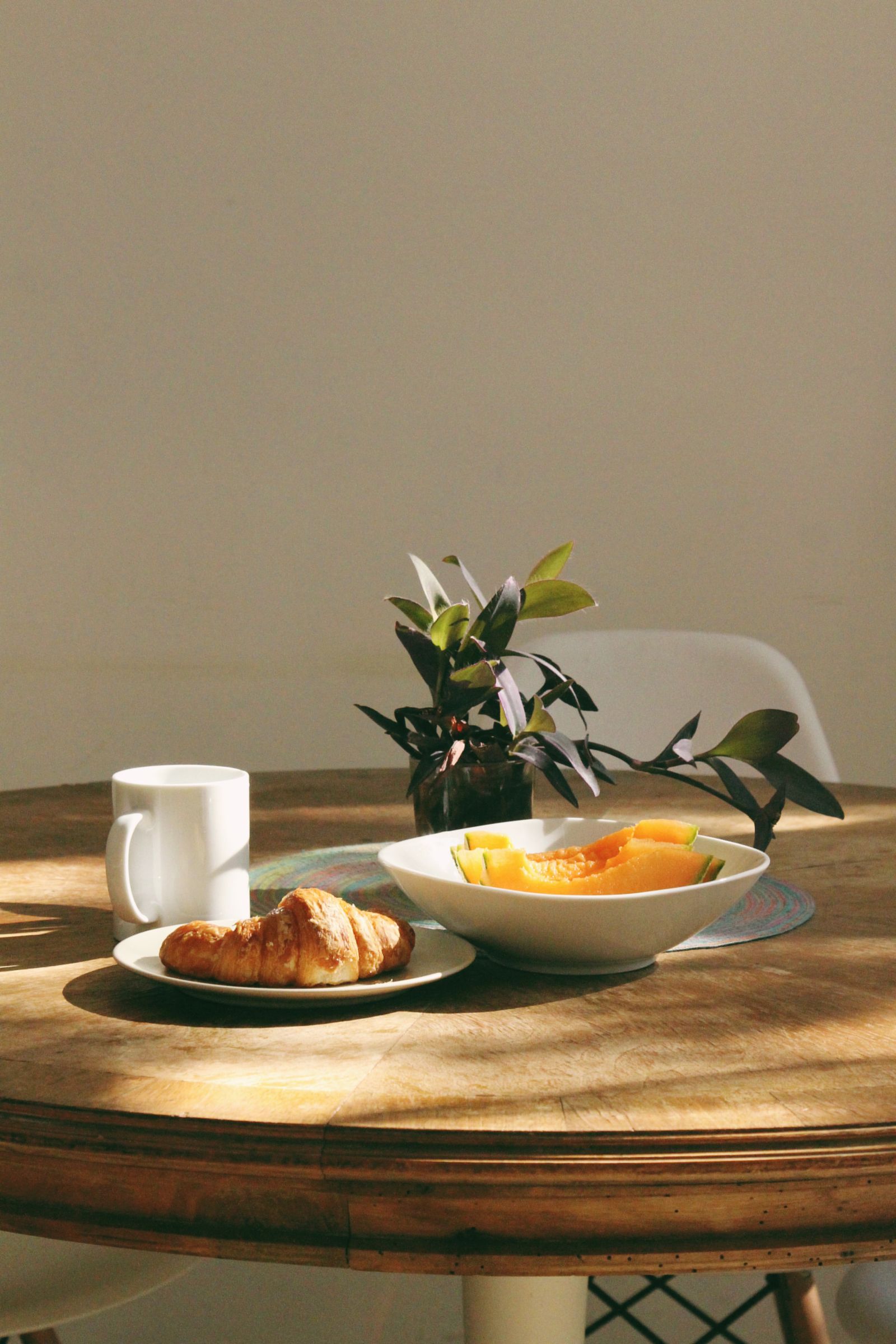 Croissant et café servis au petit salon, dans la lumière du matin