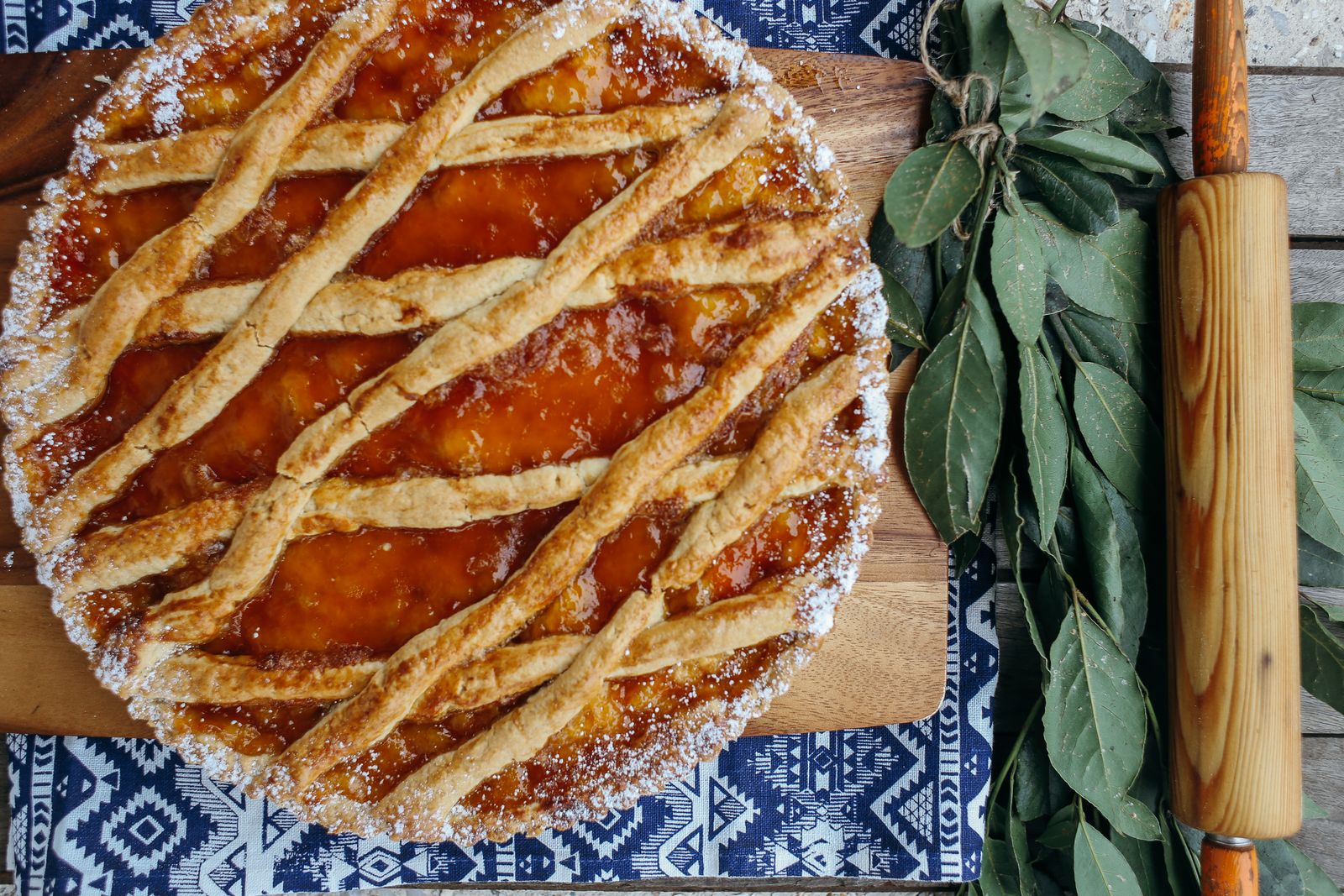 Tarte du verger au croisillon doré, abricots confits
