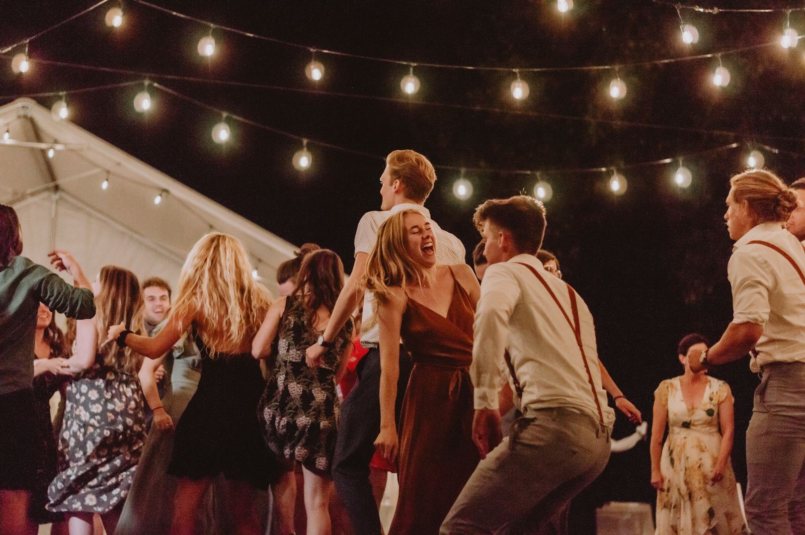 Le bal sous les guirlandes, un soir d'été