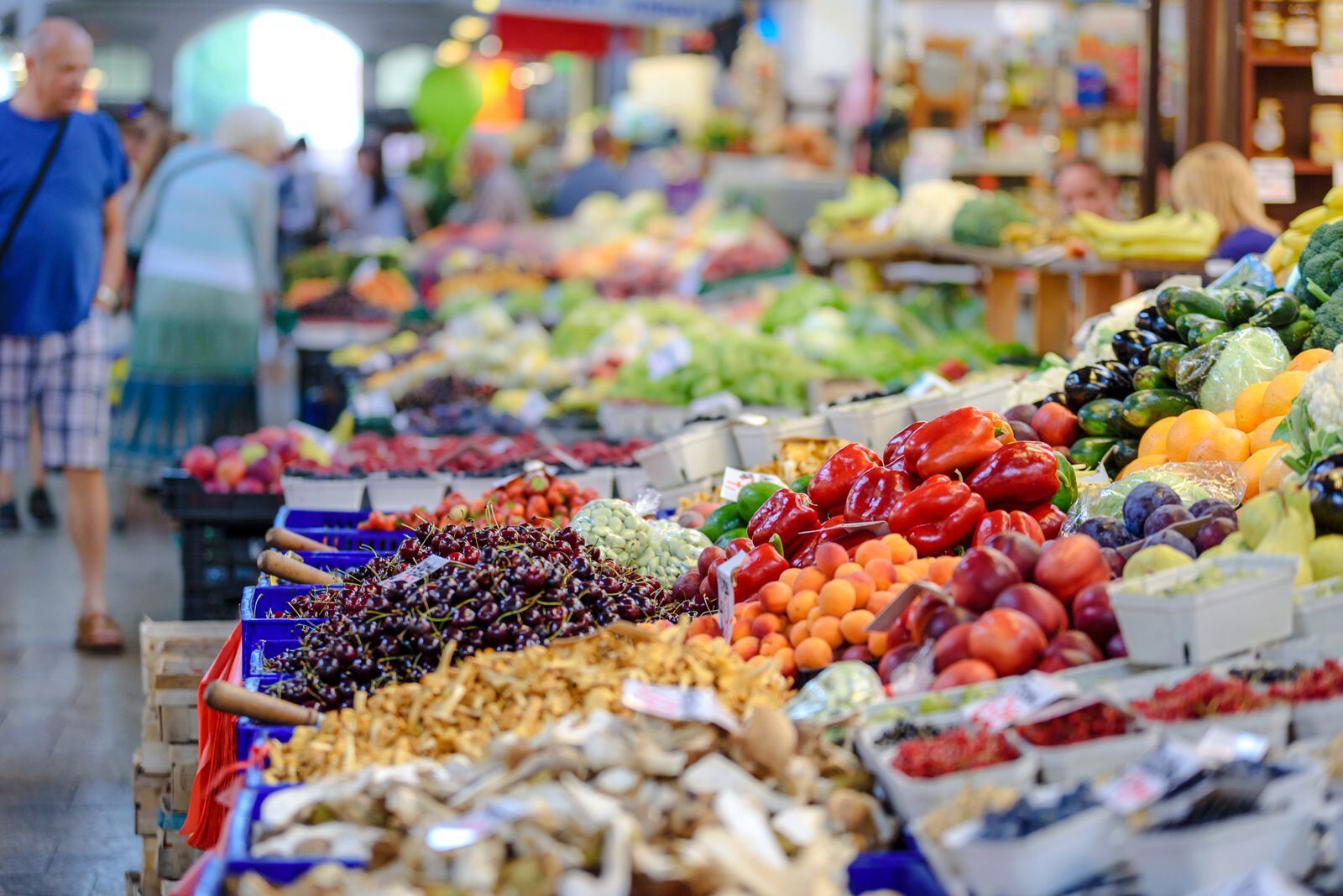 Étals colorés du marché de producteurs