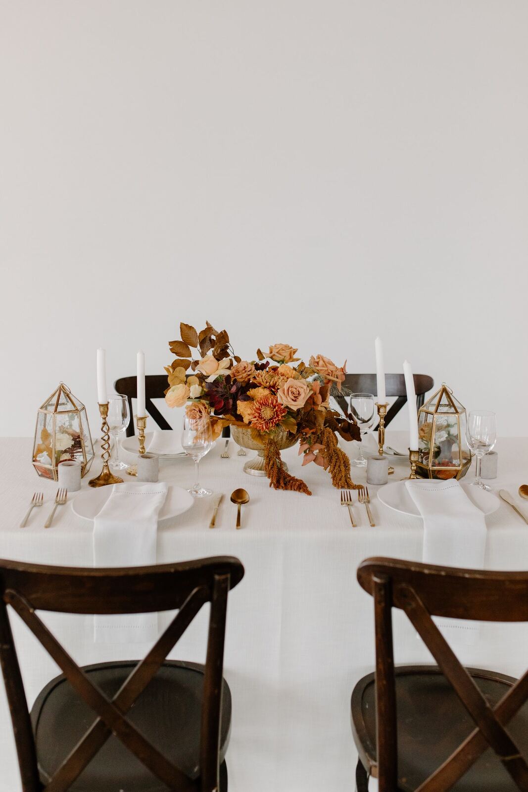 Une grande tablée fleurie dressée pour le repas